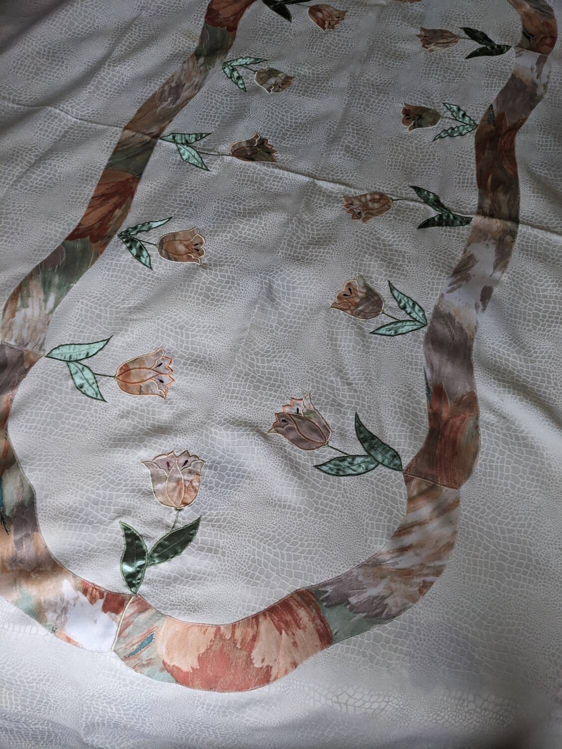 Tablecloth and napkins with a spring theme, vintage tulips, new polyester.