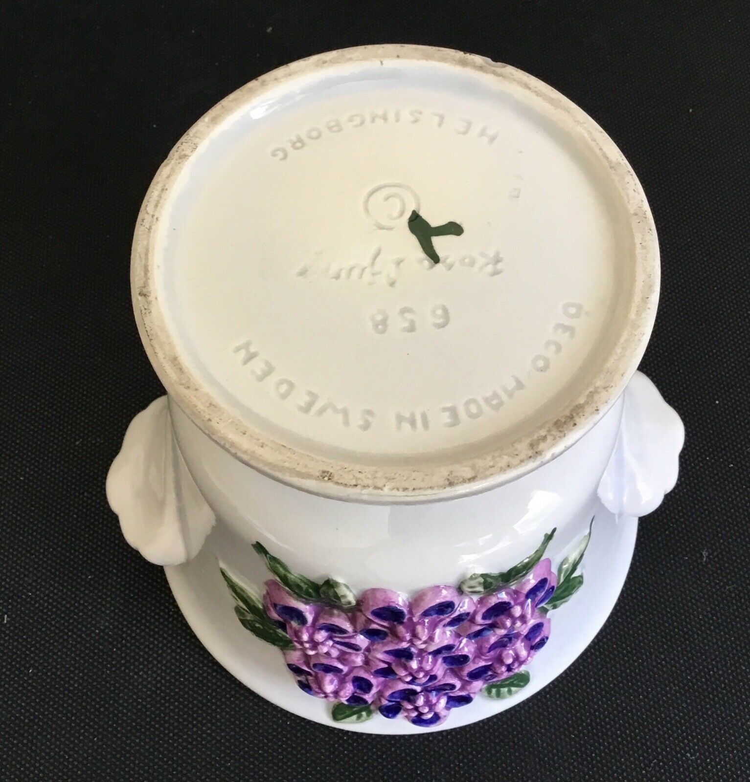 Ceramic pot holder carries purple plant Ljung Rosa suede