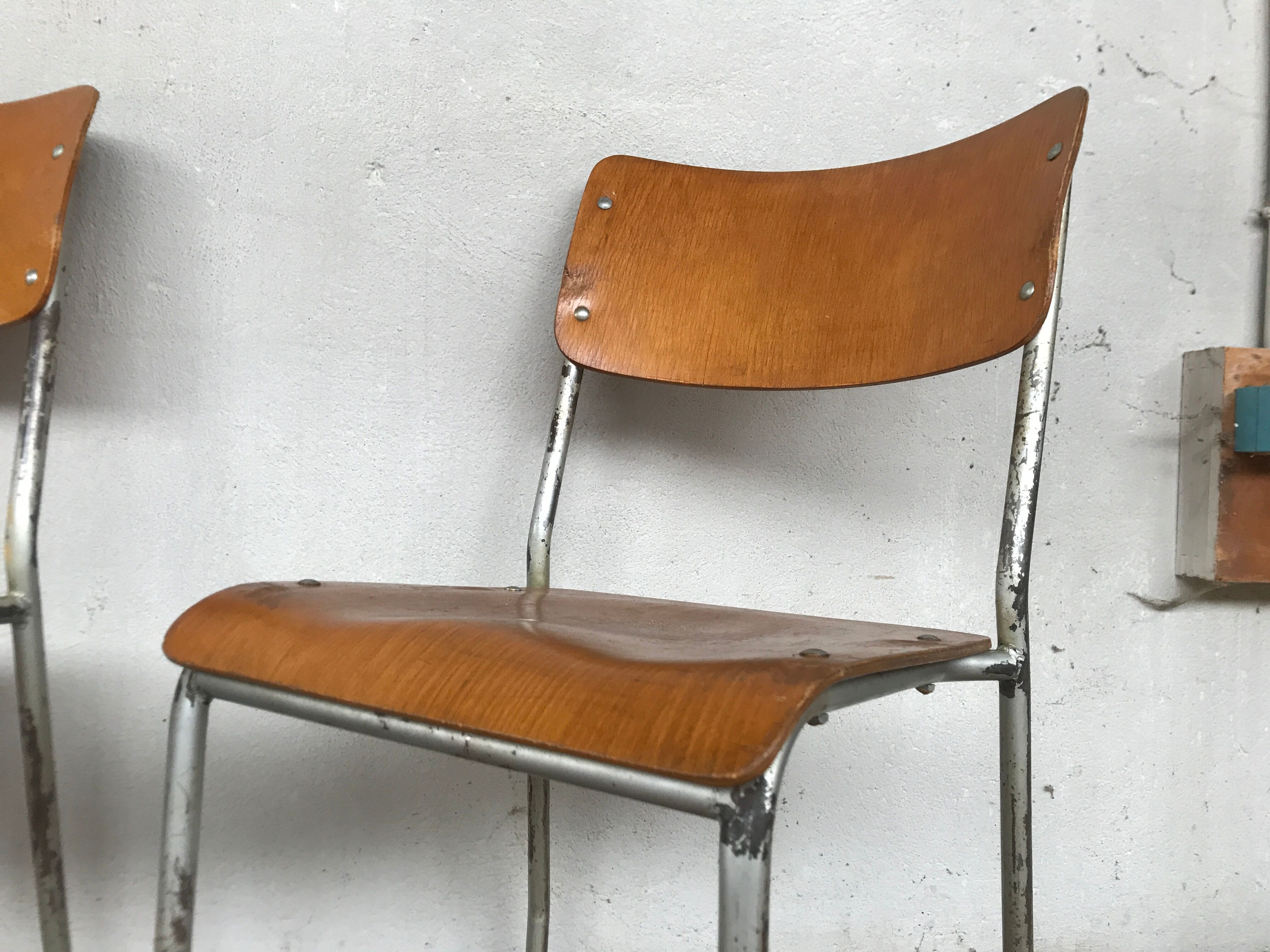 Series of 6 vintage industrial school chairs stackable 1950 thermophorized seating