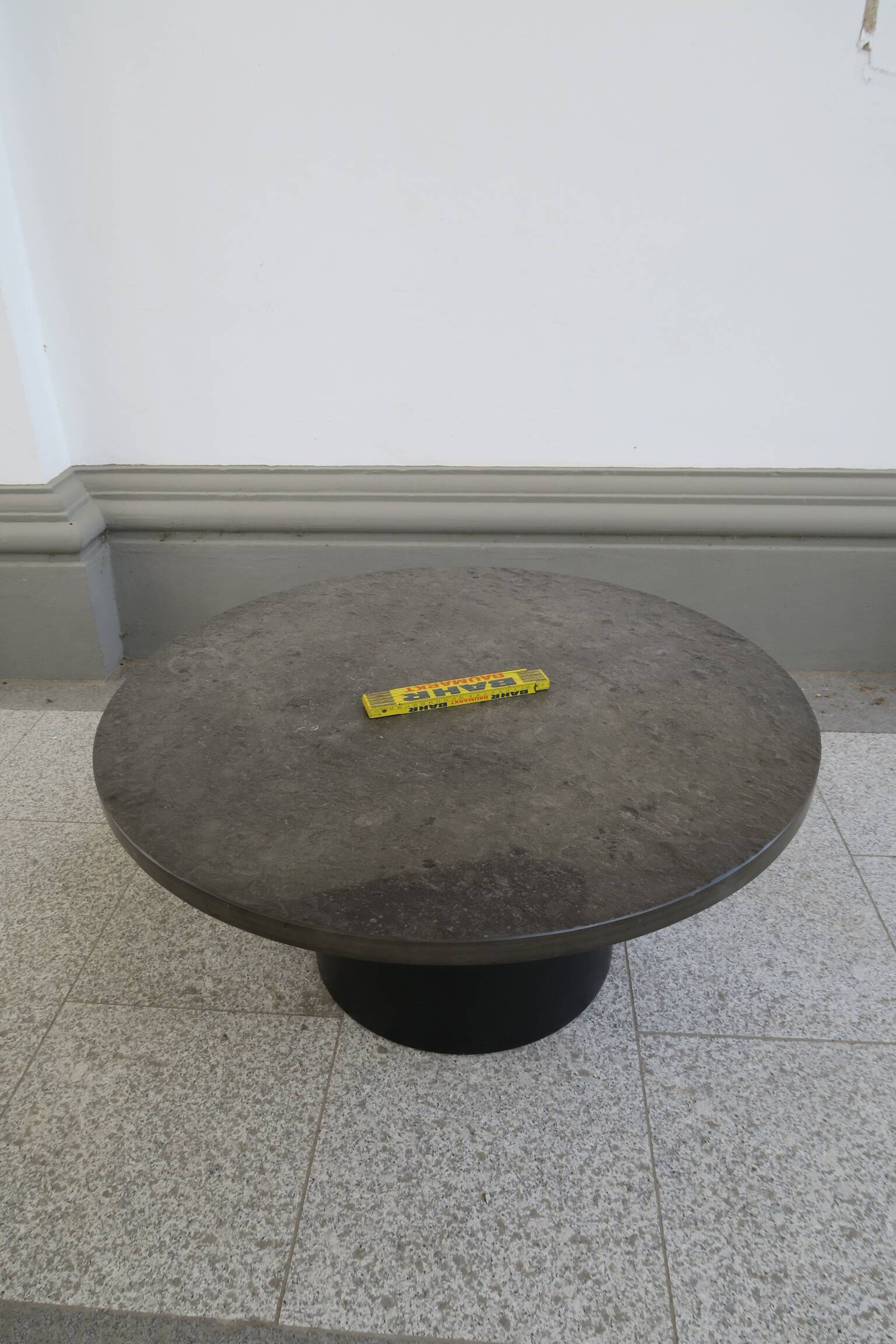 table basse ronde avec plateau en ardoise noire par draenert studios