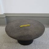 table basse ronde avec plateau en ardoise noire par draenert studios