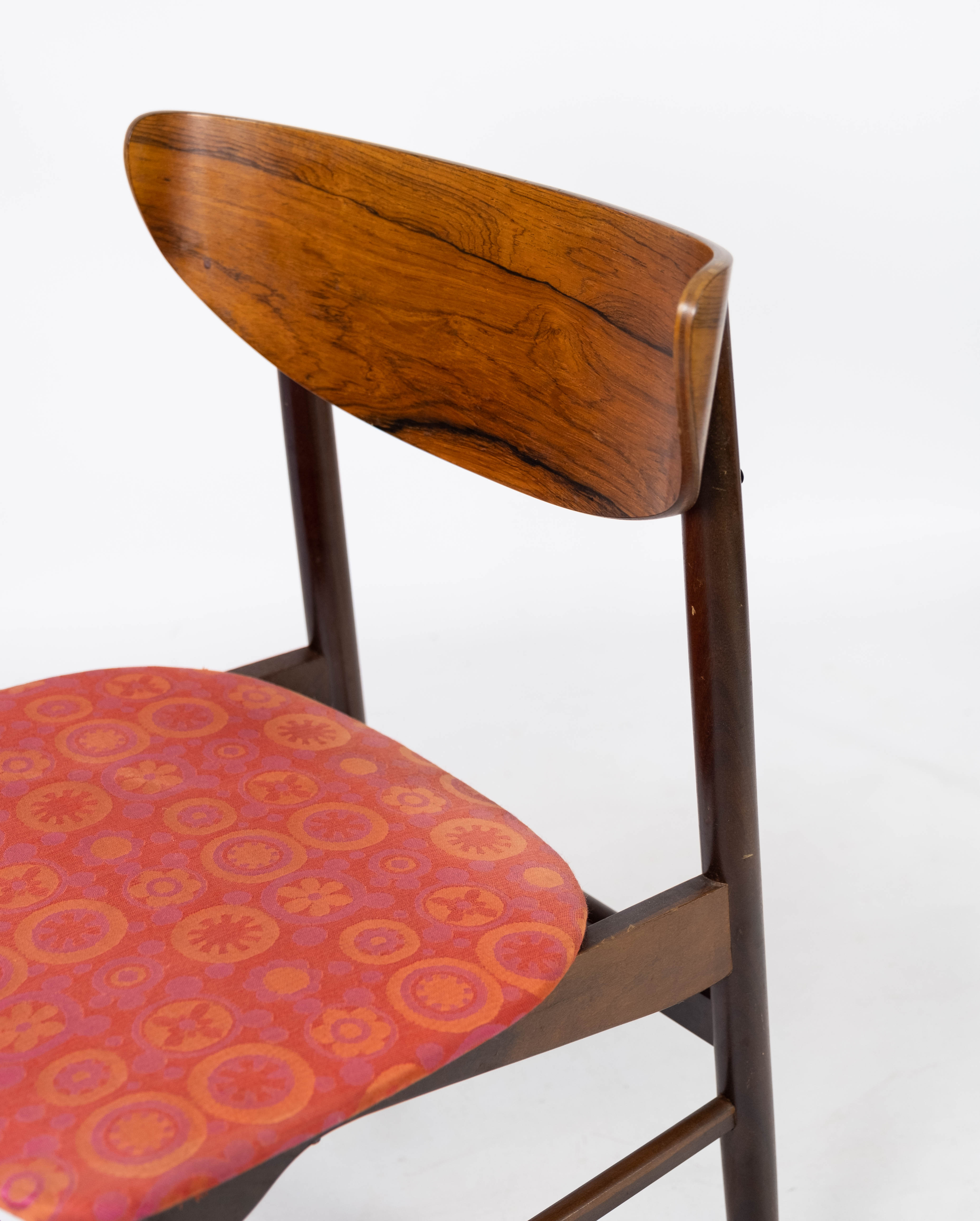 Set of four dining room chairs in rosewood and upholstered with red fabric, of danish design, 1960s