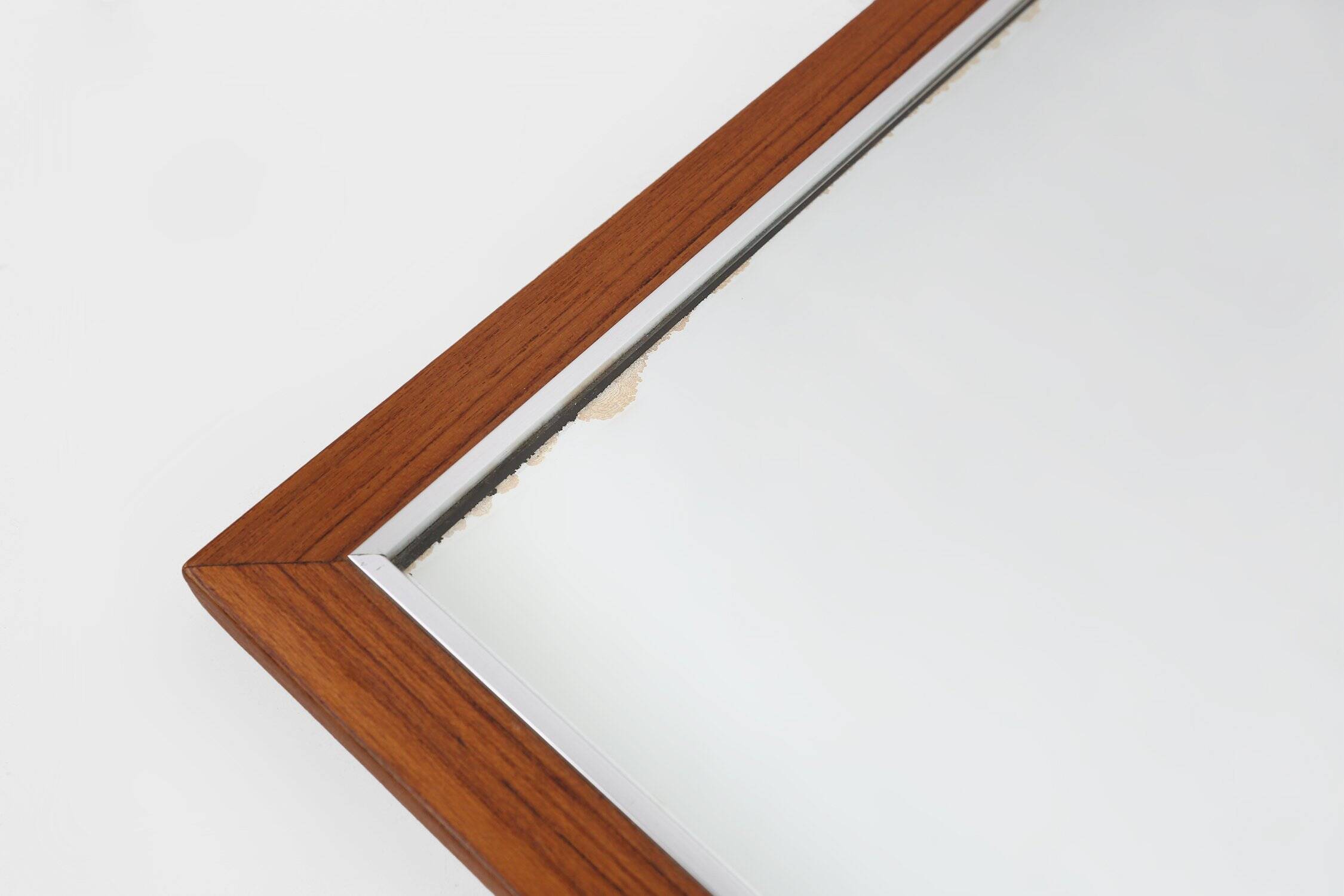 Miroir en teck du milieu du siècle avec étagère attribué à De Coene, Belgique, années 1960.