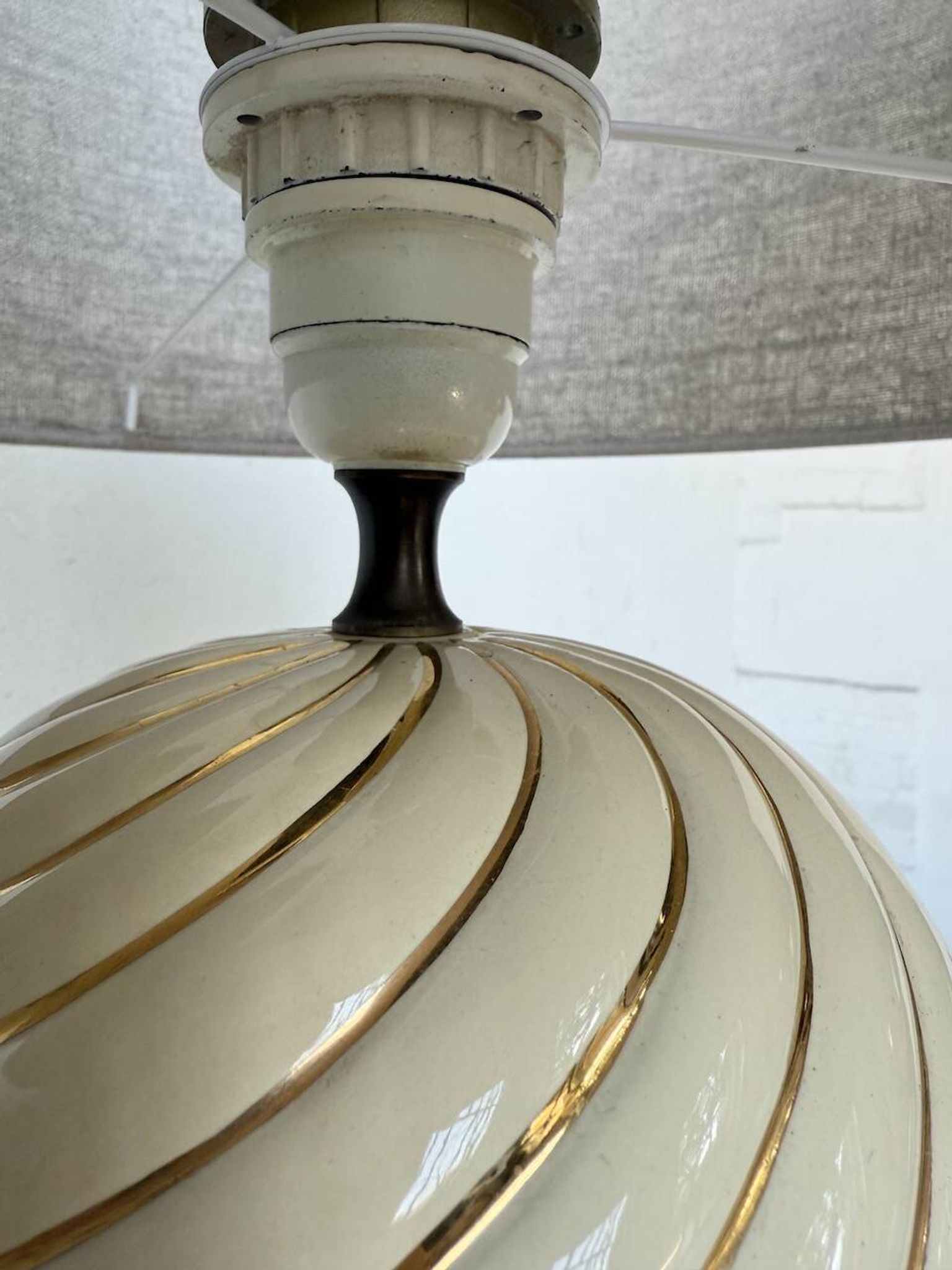 Lampe de table sphérique céramique ivoire et or Barbi