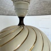 Lampe de table sphérique céramique ivoire et or Barbi
