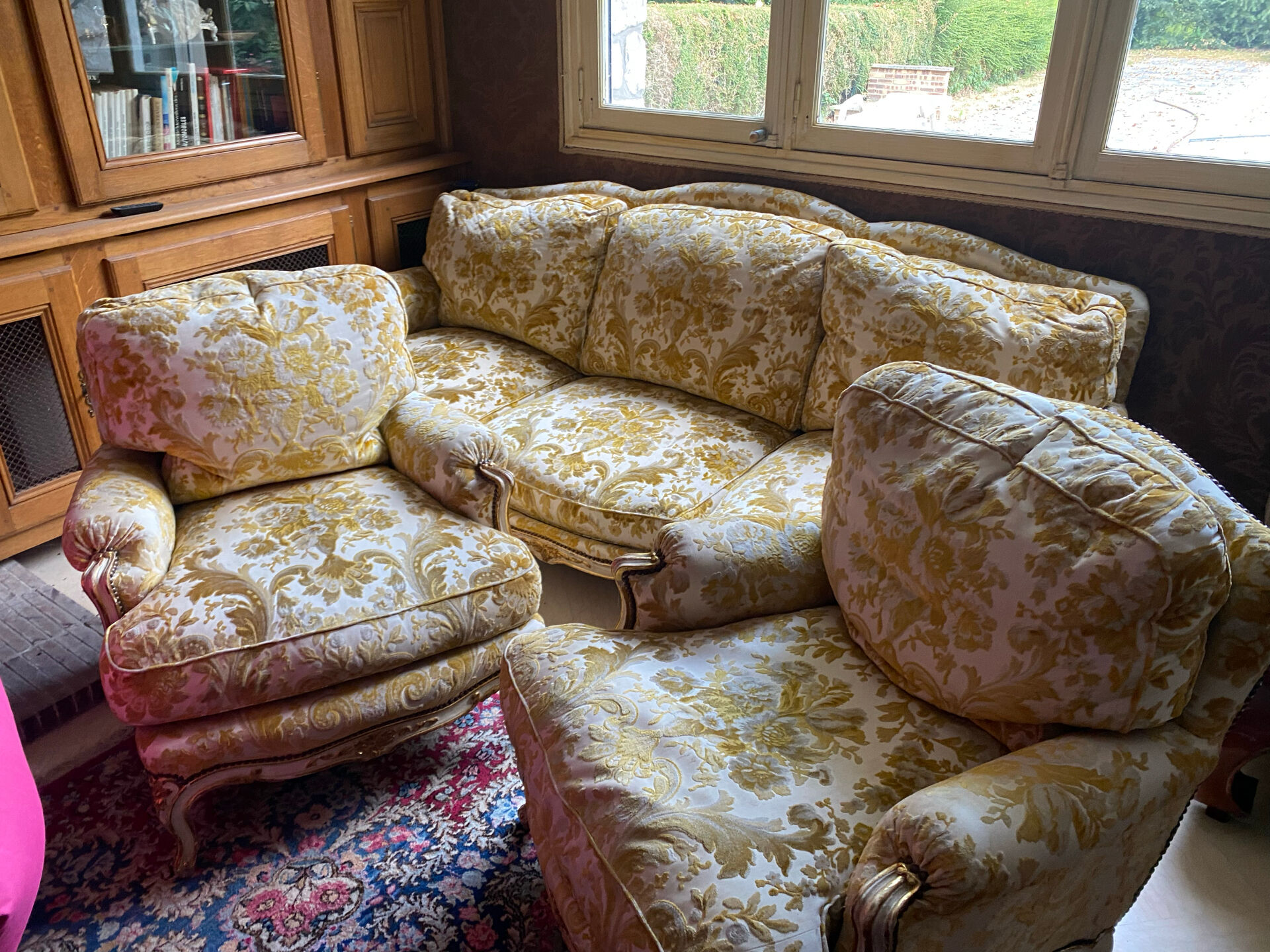 2 fauteuils et un canapé vintage velours jaune et or.