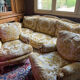 2 fauteuils et un canapé vintage velours jaune et or.