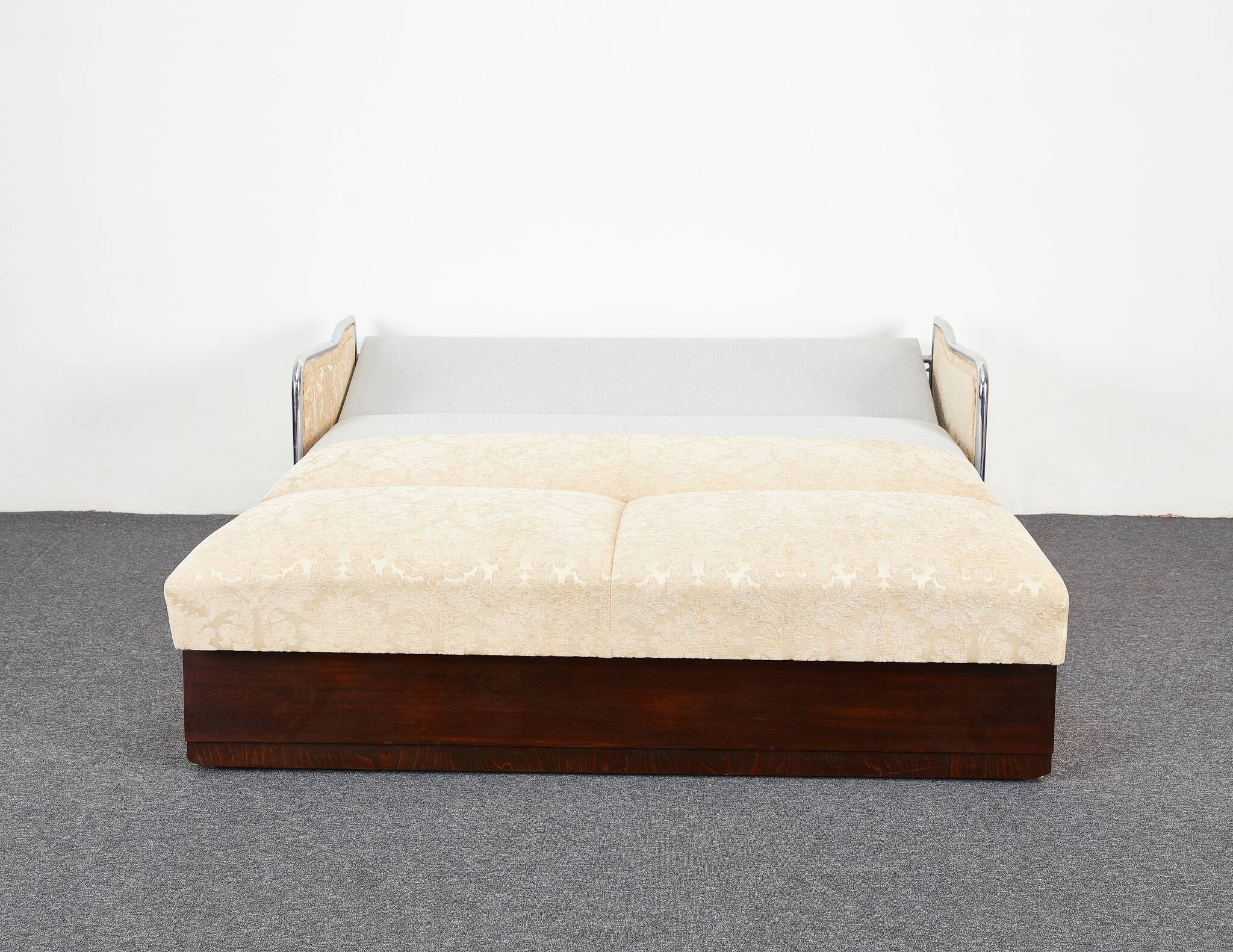 Milieu du siècle. Lit convertible et fauteuils de style Bauhaus par József Peresztegi, Hongrie des années 1950