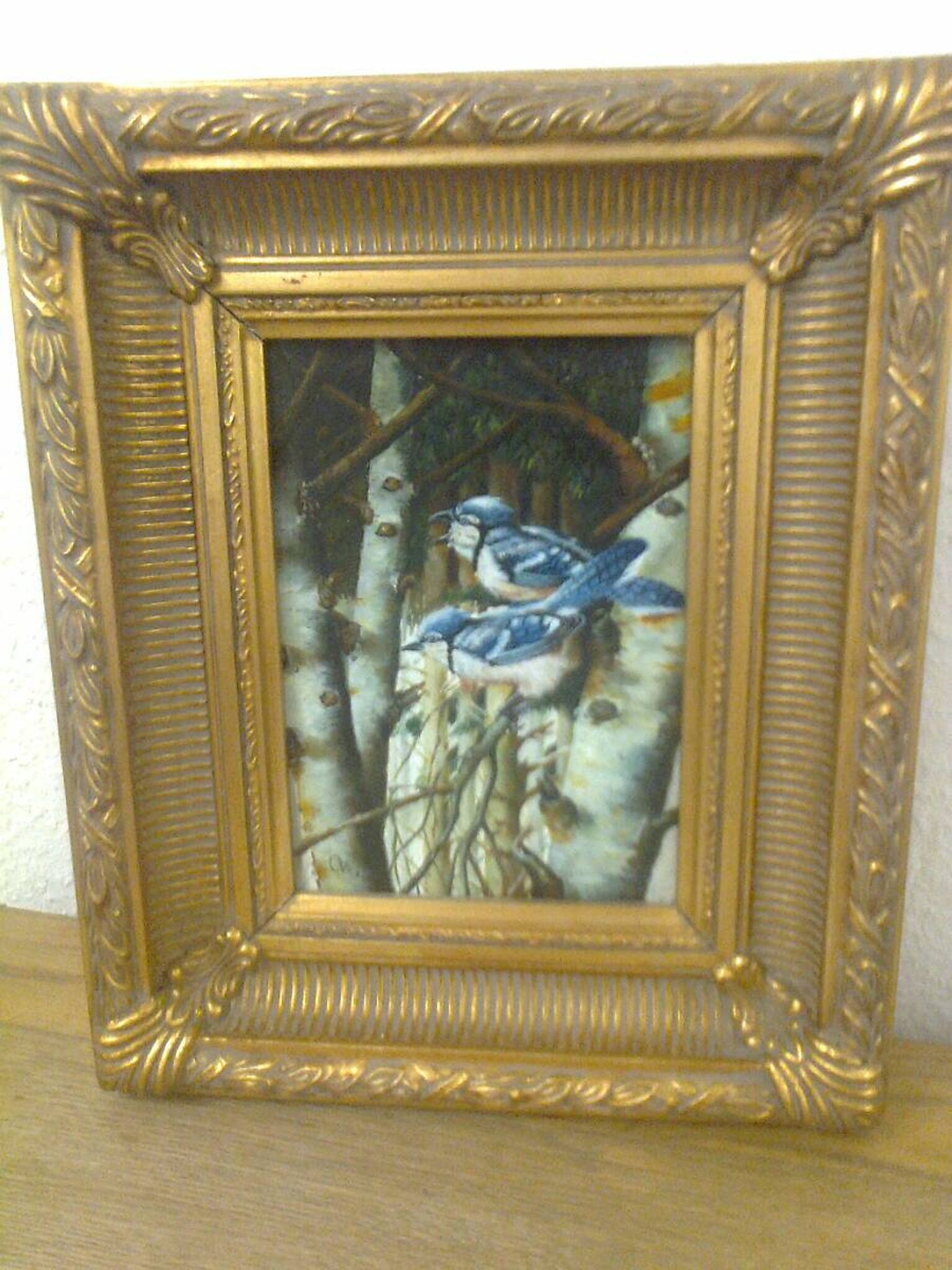 Peinture sur bois, cadre sculpté doré, image : oiseaux bleus / bouleaux en hiver