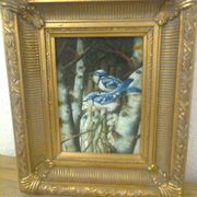 Peinture sur bois, cadre sculpté doré, image : oiseaux bleus / bouleaux en hiver
