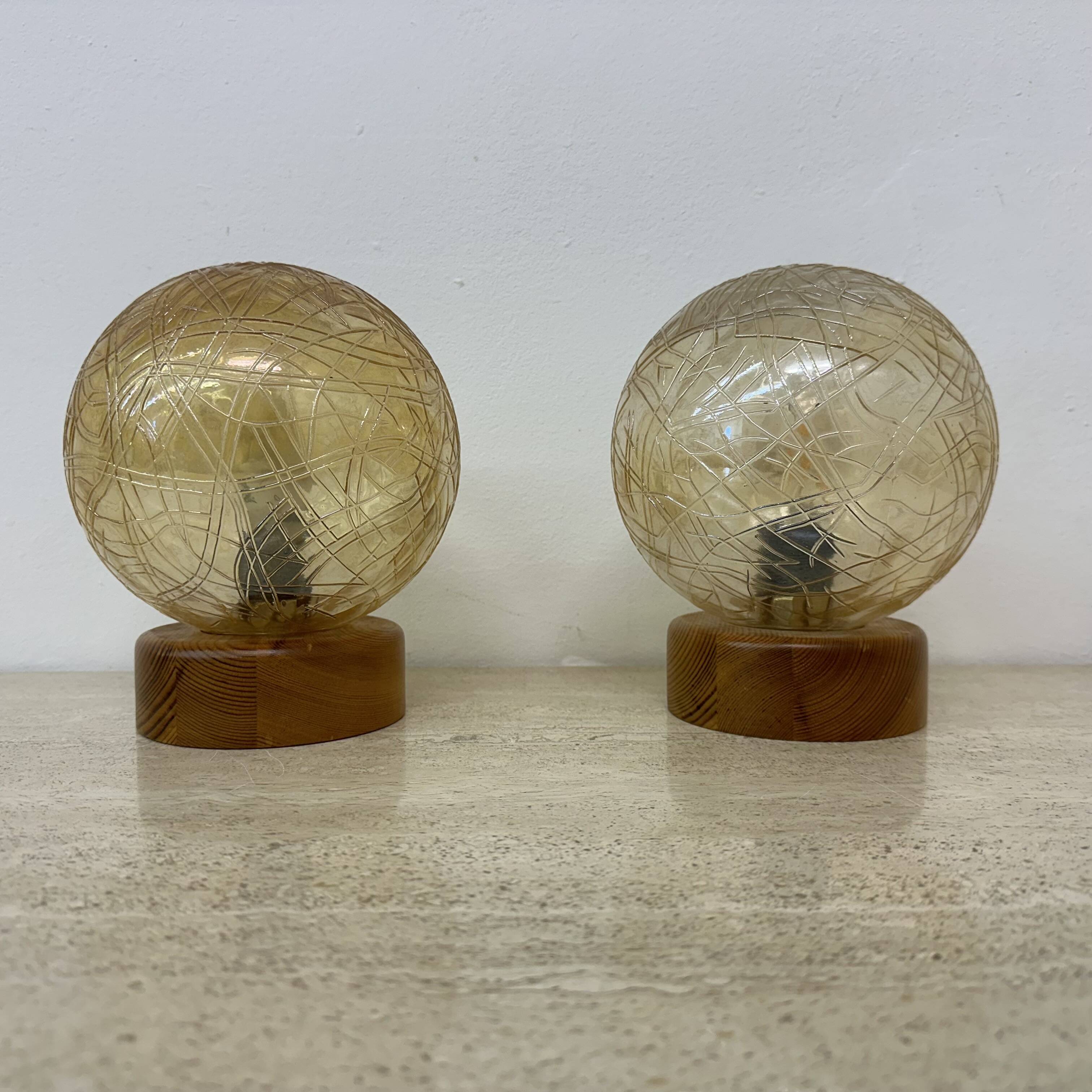 Ensemble de 2 lampes de table en verre et bois, années 1980