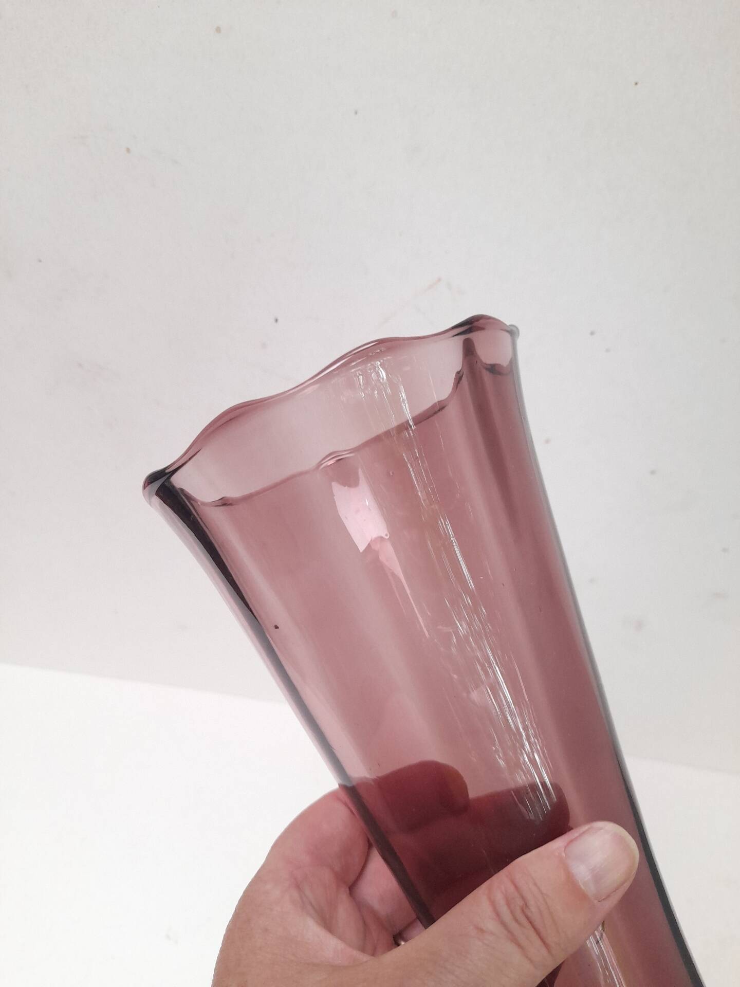 Art Deco vase in aubergine glass Doyen