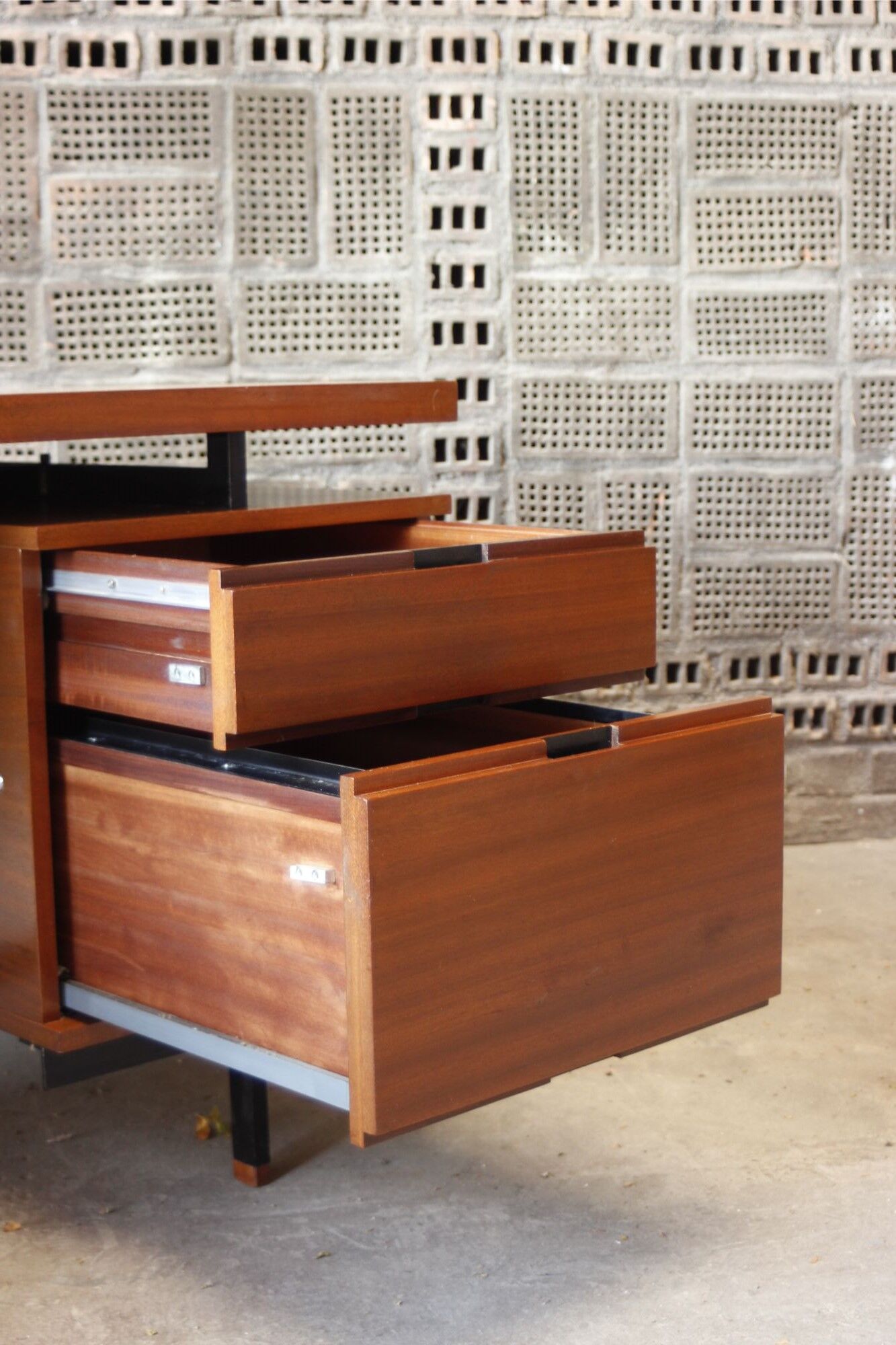 Mahogany veneer desk by Pierre Guariche for Minvielle, 1950s