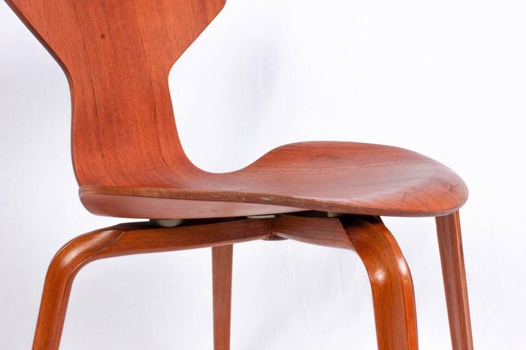 Arne Jacobsen chair model 3130 by Fritz Hansen
