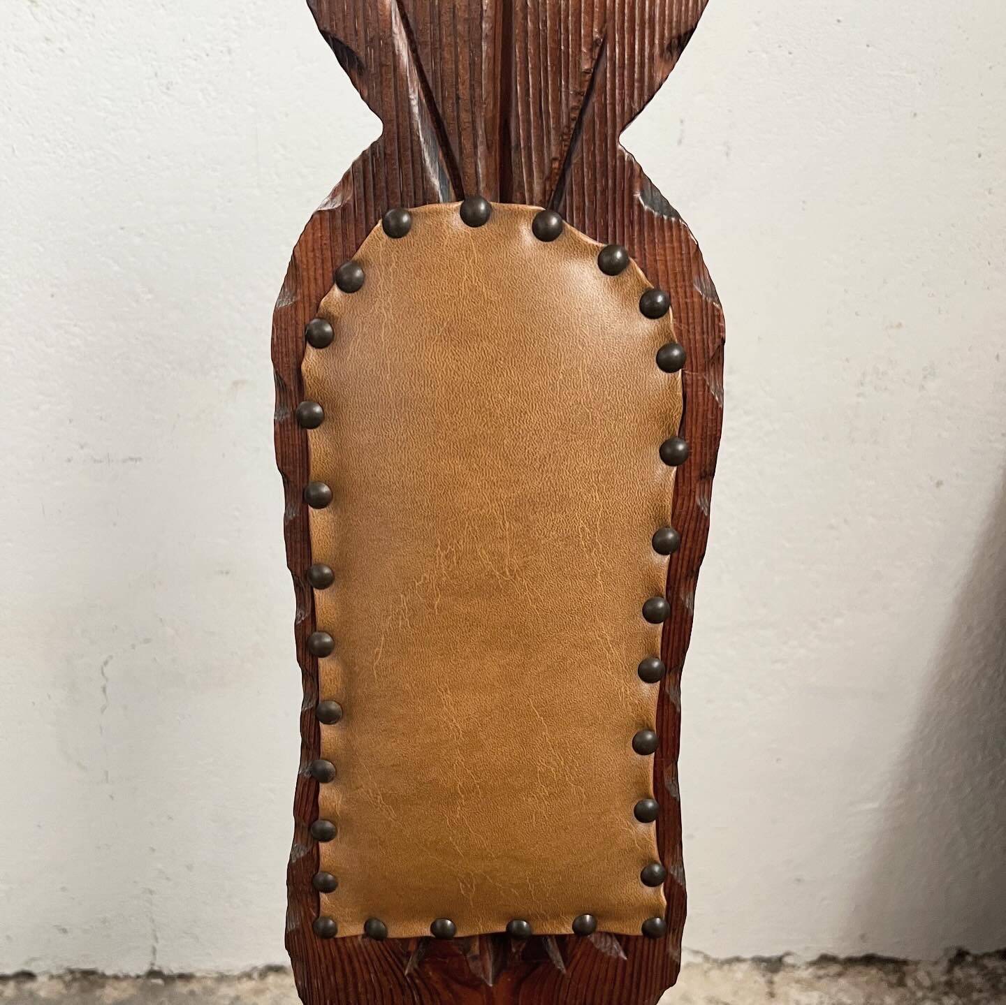 Folding tripod stool with cat back