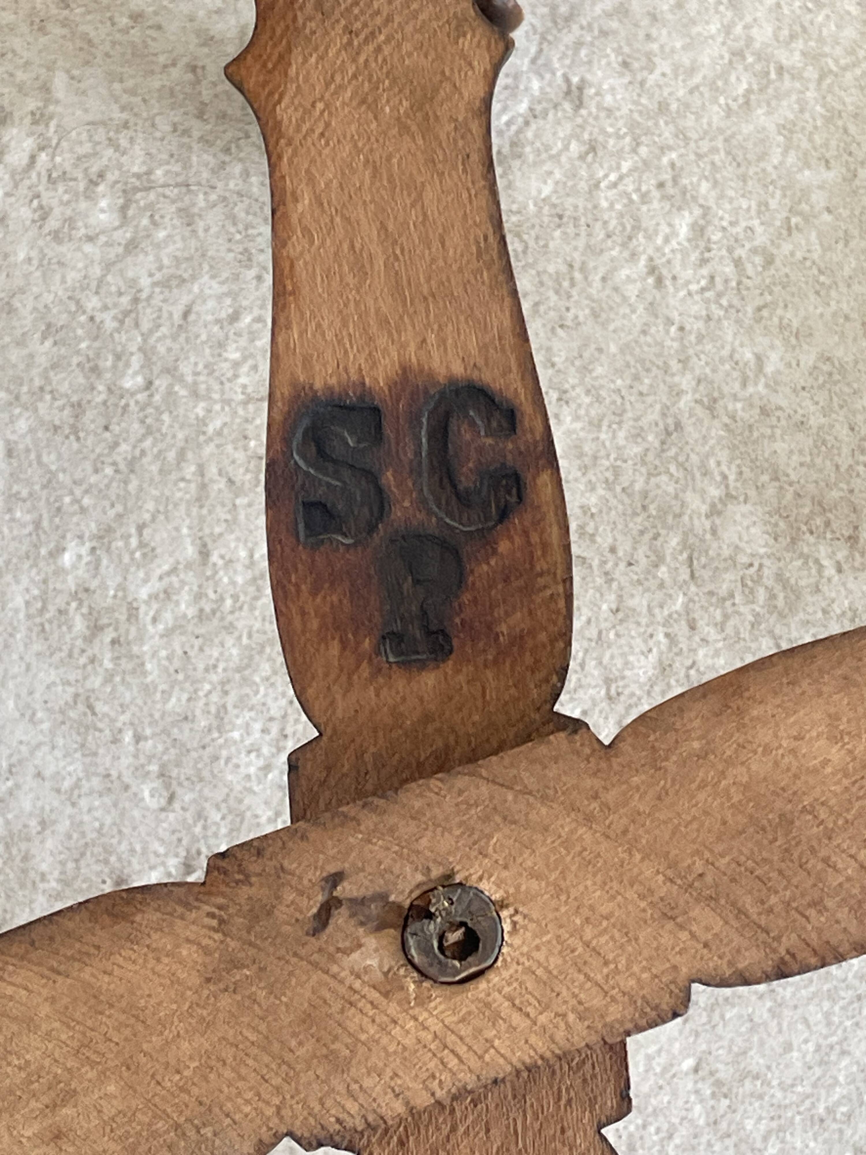 Wall-mounted accordion coat rack made of turned wood