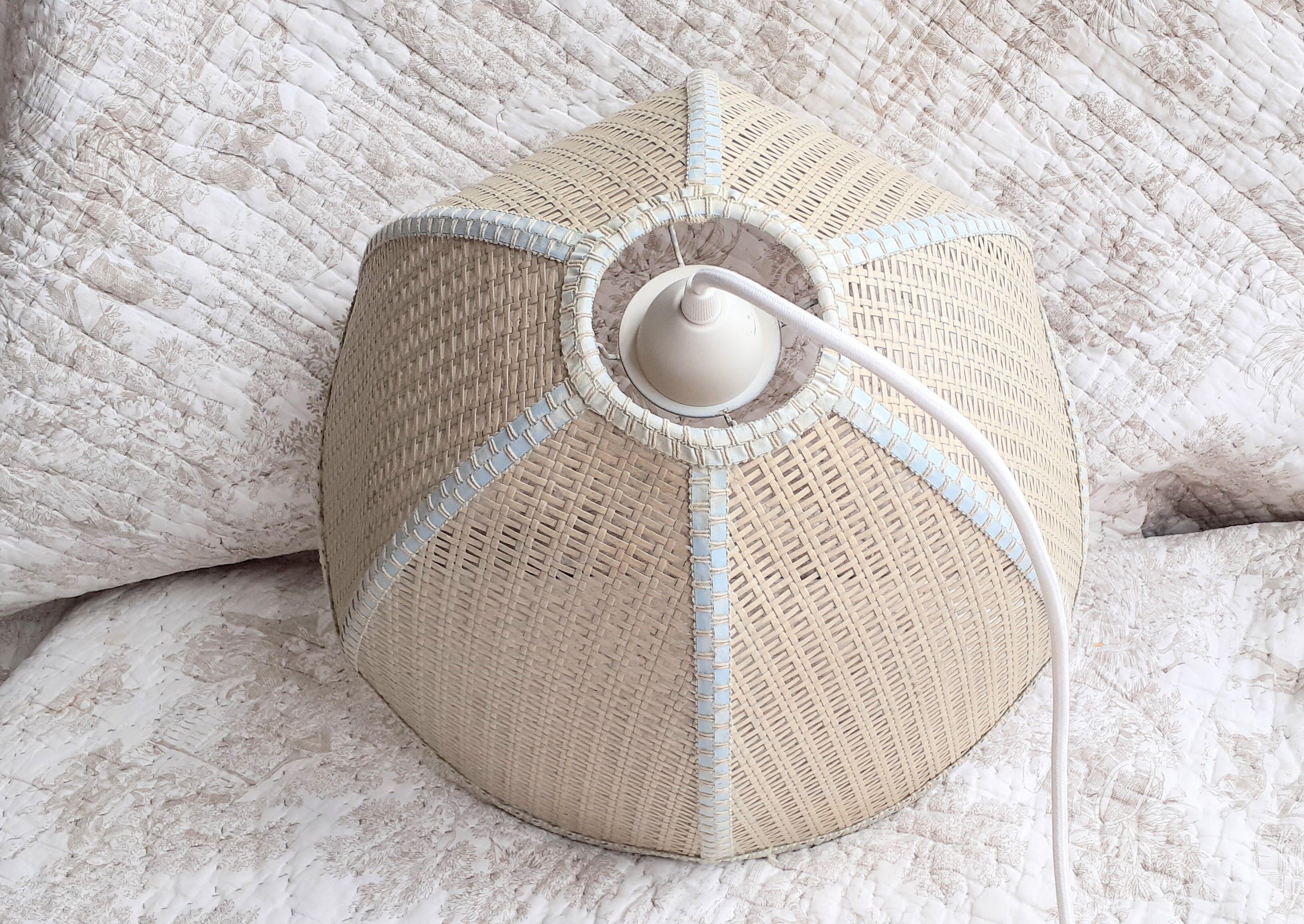 Suspension fleur cannage et ruban bleu
