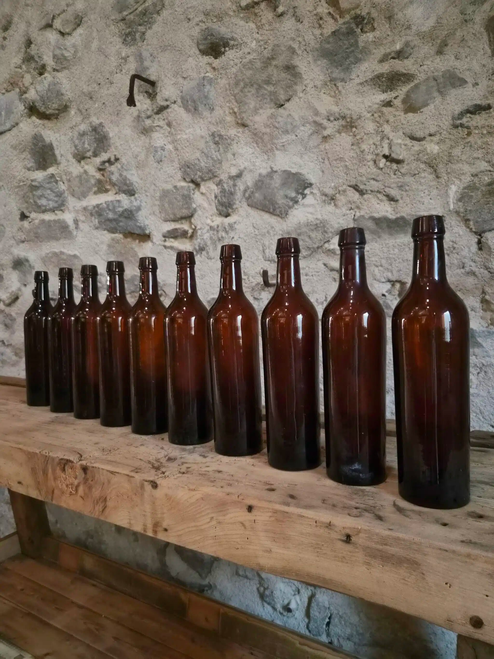 Set of 10 bottles of old Bordeaux French wine in ruby brown glass, 19th century.