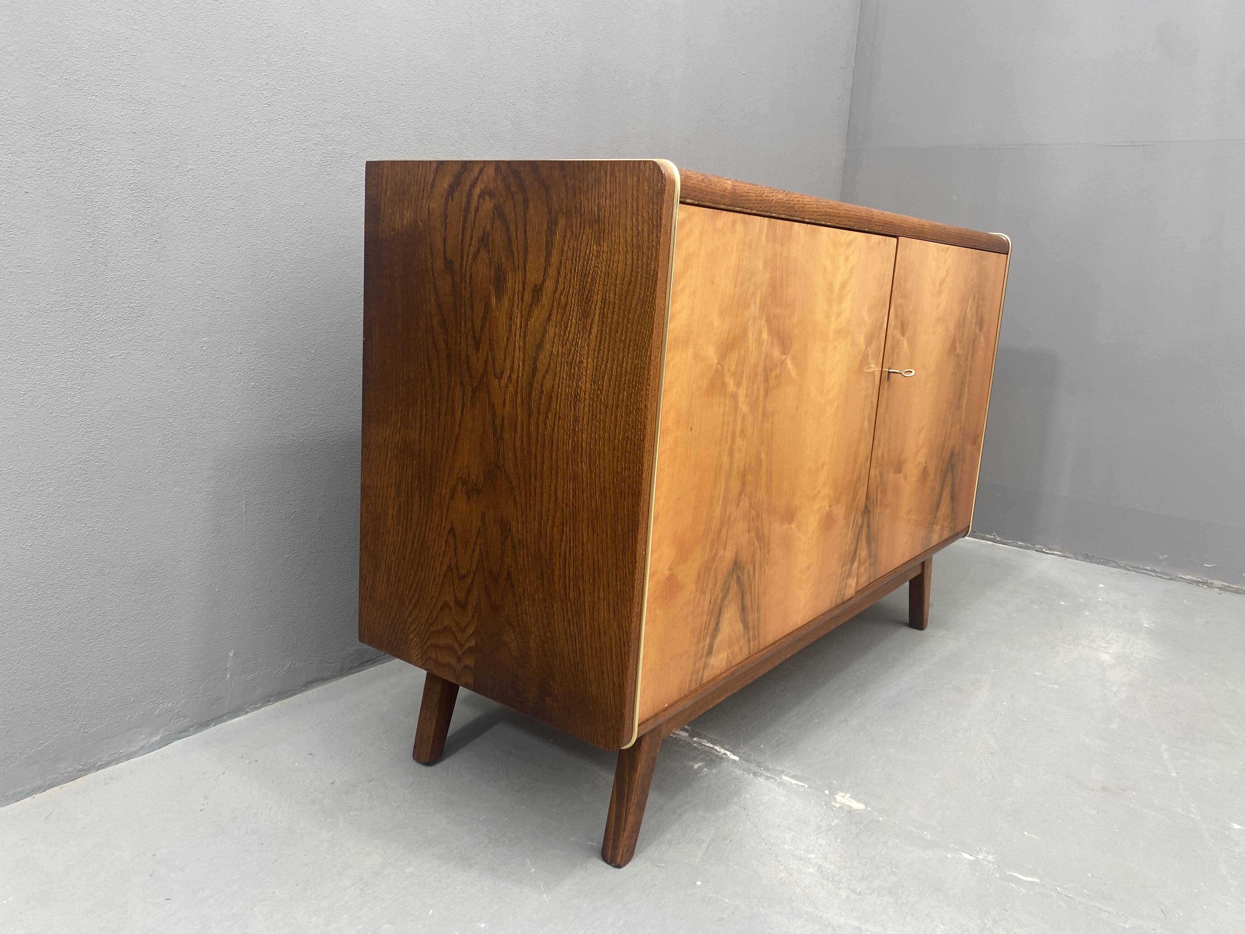 Buffet Jitona en verre opaxite, années 1960