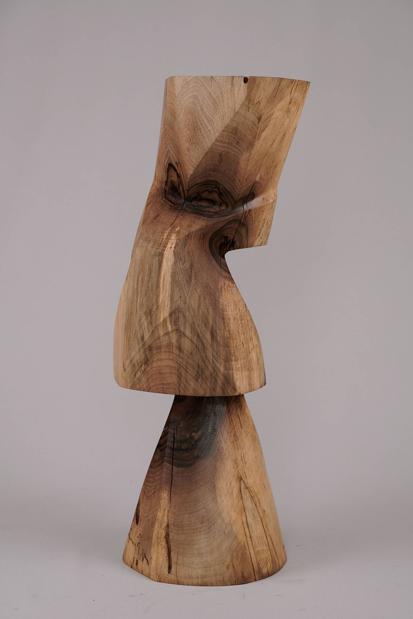 Table d’appoint sculpturale en bois massif, design contemporain original, logniture