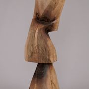 Table d’appoint sculpturale en bois massif, design contemporain original, logniture