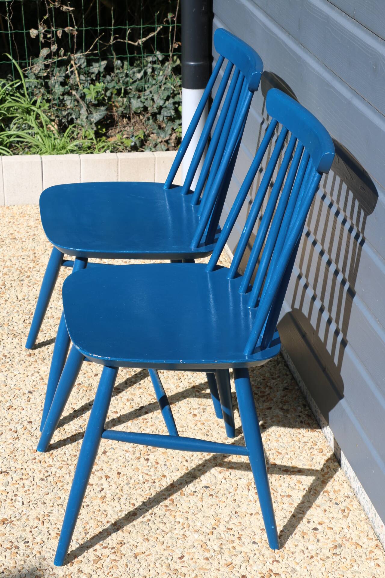 2 blue Tapiovaara style chairs