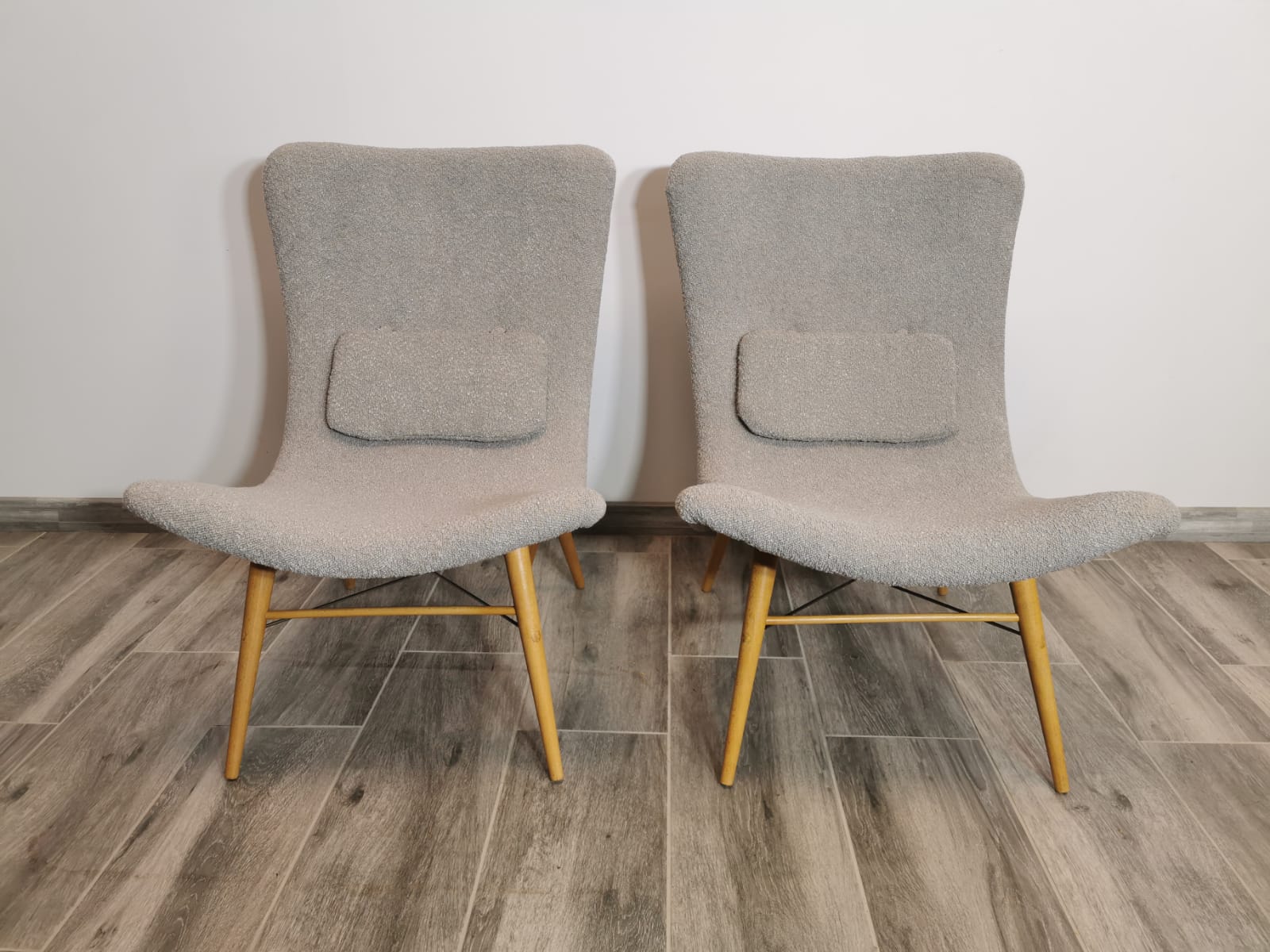 Paire de fauteuils restaurée par Miroslav Navratil