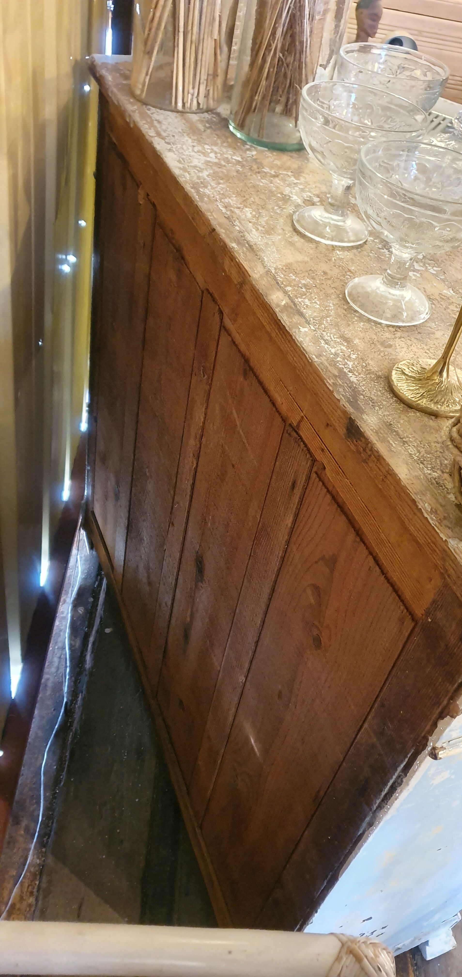 Buffet without pretty door patina
