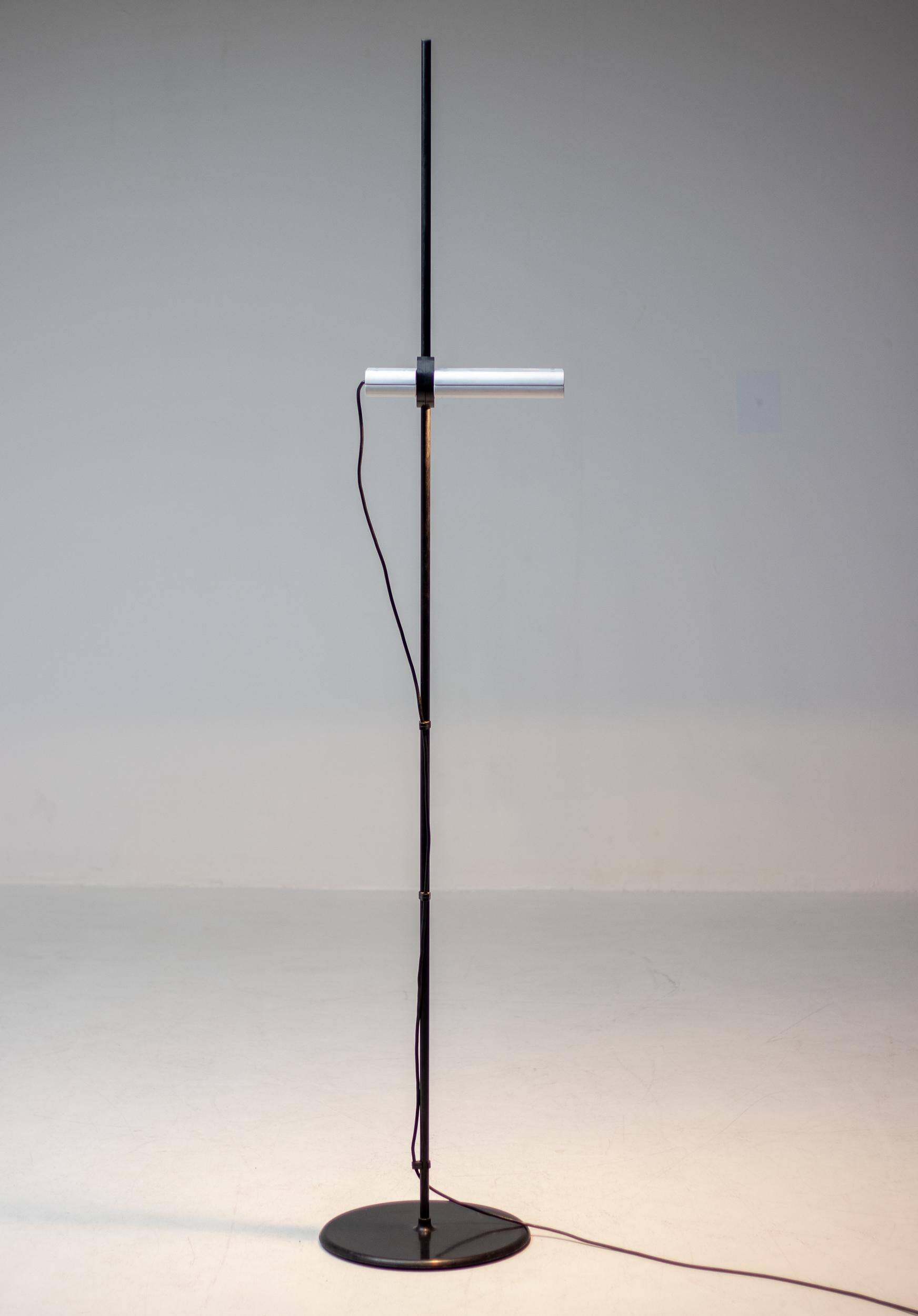 Aton floor lamp by Ernesto Gismondi for Artemide - An icon of Italian design from the 1980s.