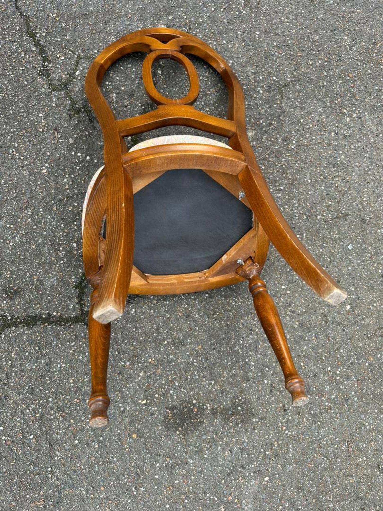 4 Louis Philippe chairs in solid wood and floral fabric.