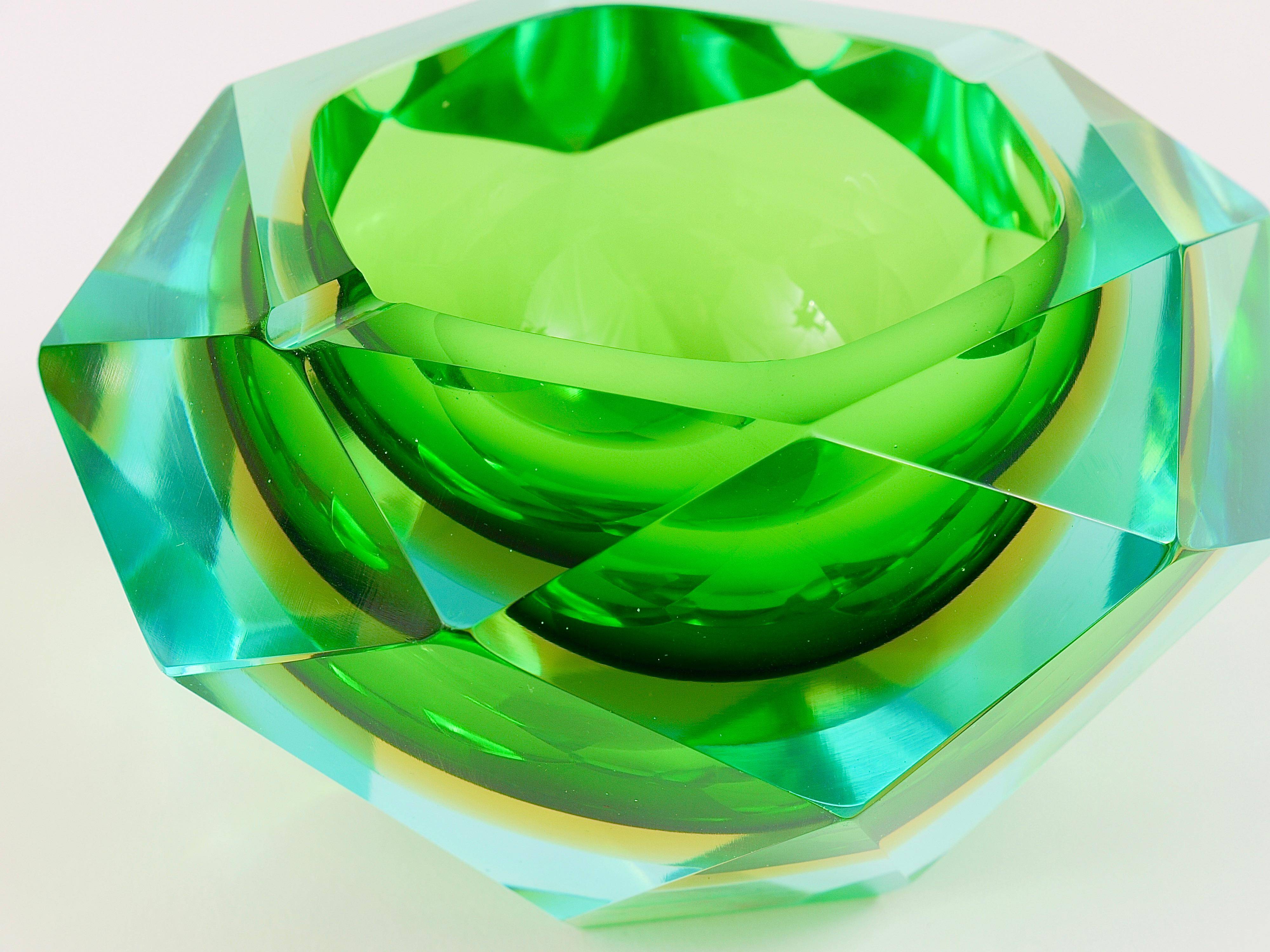 Faceted diamond ashtray in colour from the 1960s by Flavio Poli for Seguso, Murano, Italy.