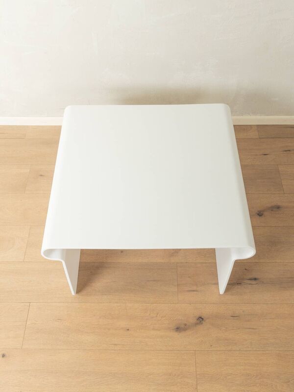 Table basse de l'ère spatiale des années 1970, cadre de haute qualité en plastique blanc.