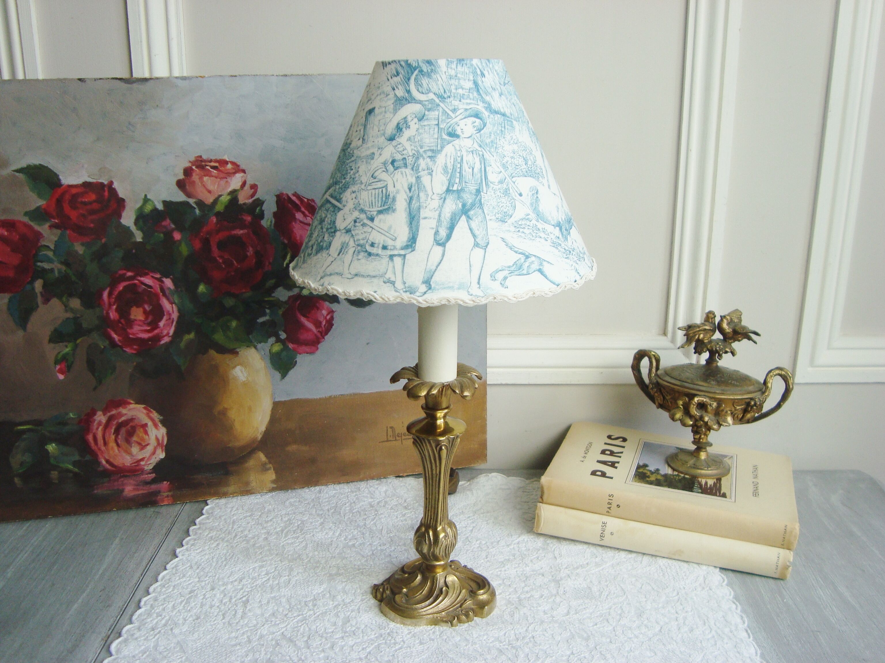 Small vintage lamp with its lampshade in toile de Jouy