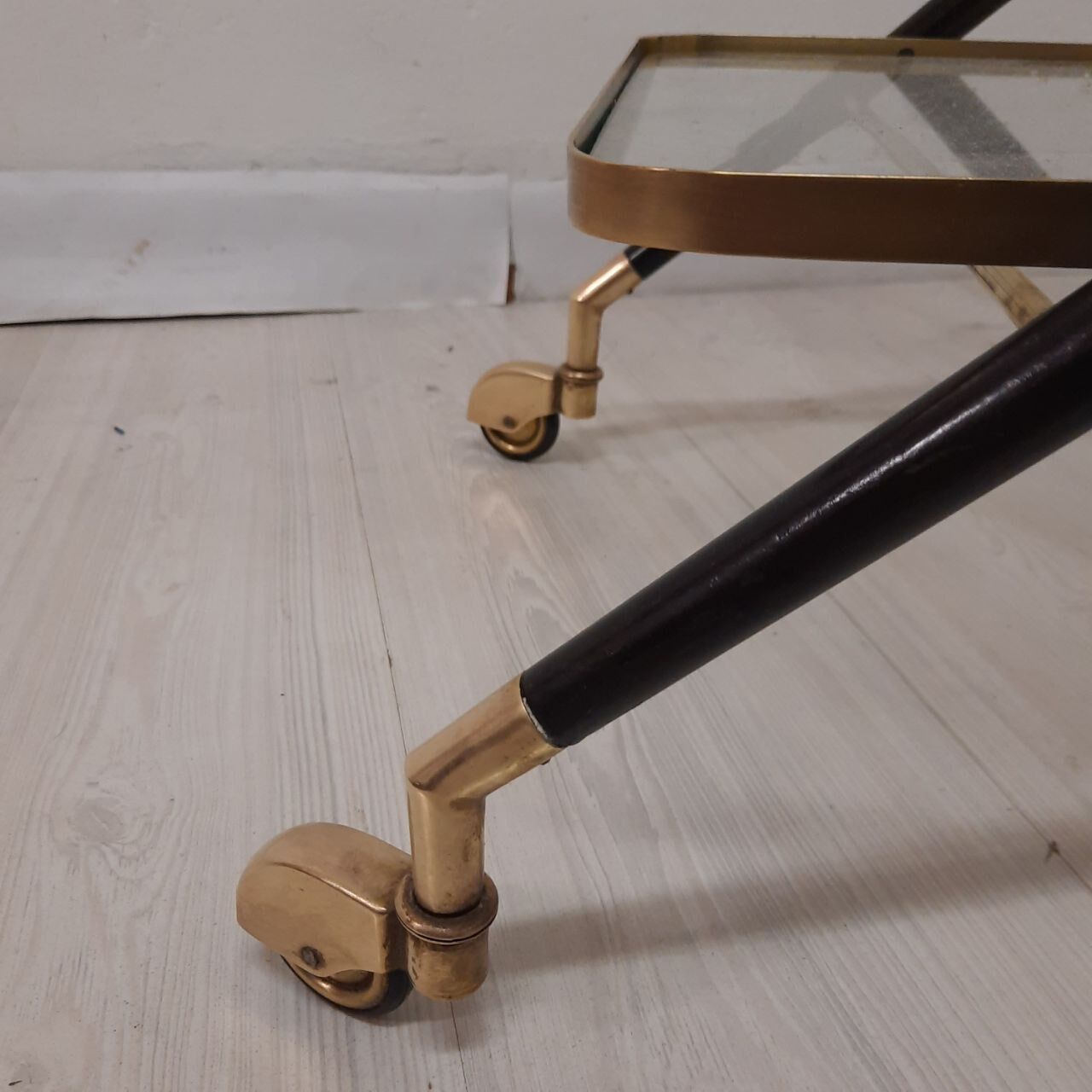 Serving table in brass wood