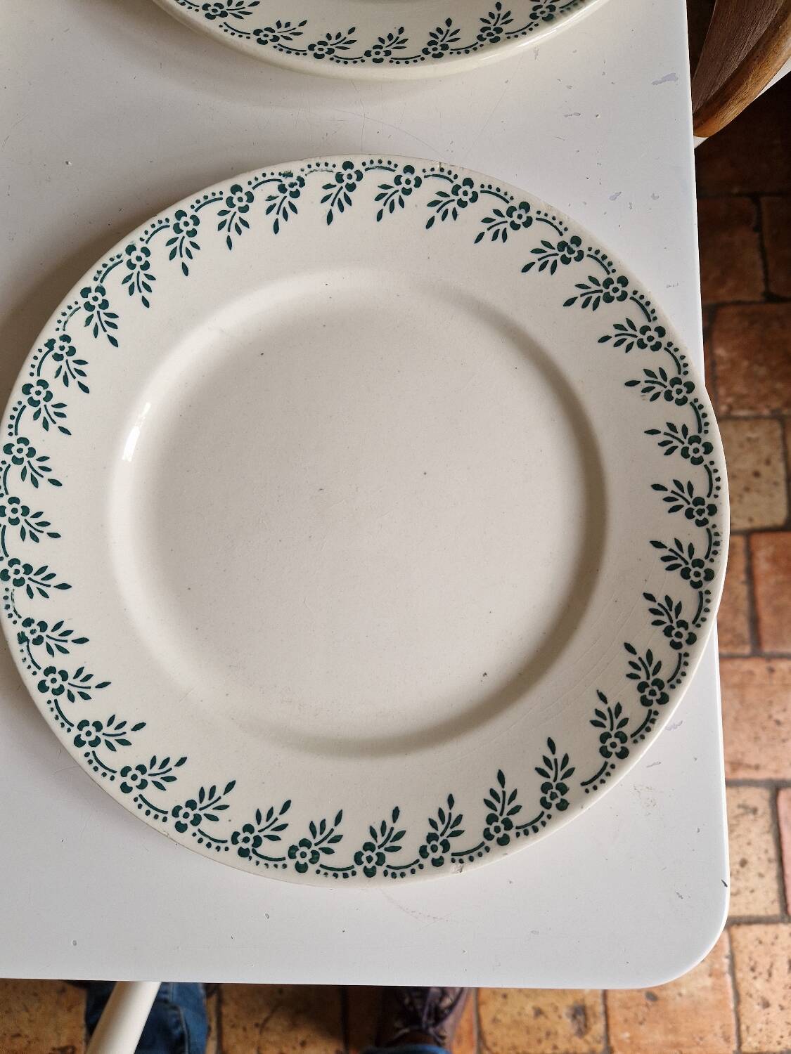 12 assiettes plates Choisy le Roi en terre de fer modèle 1212