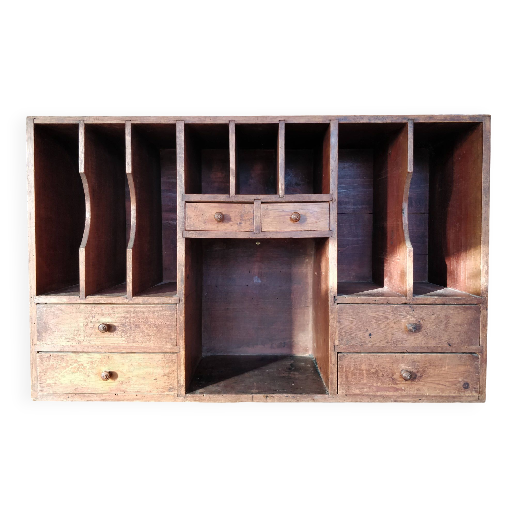 Sur meuble de bureau à casiers et tiroirs