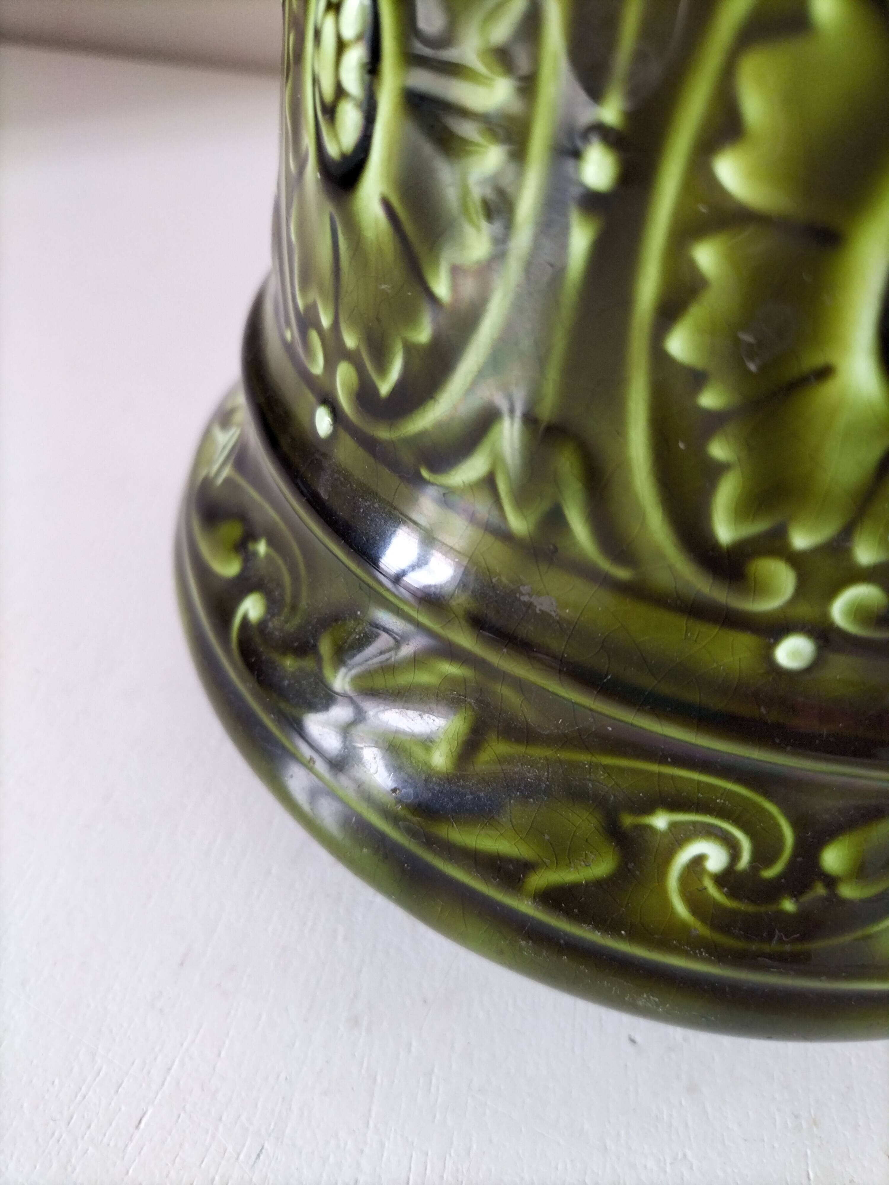 Old Sarreguemines cache-pot in Majolica style with relief decoration.