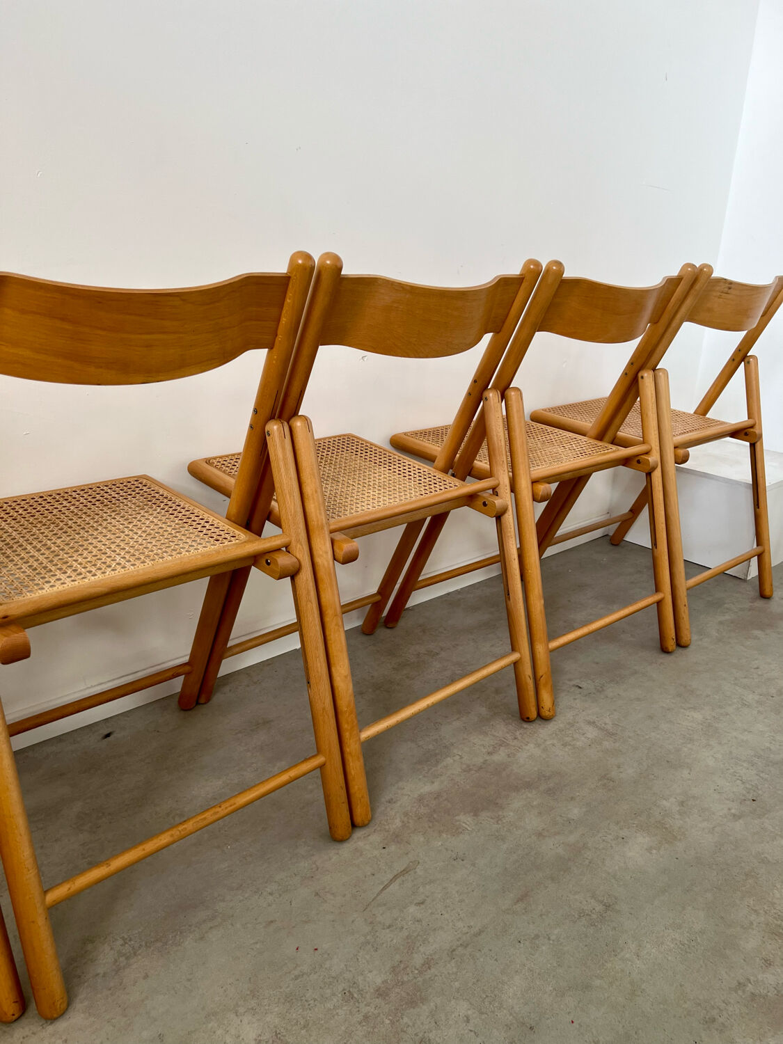 Lot 6 folding wooden chairs and vintage rattan canning year 60