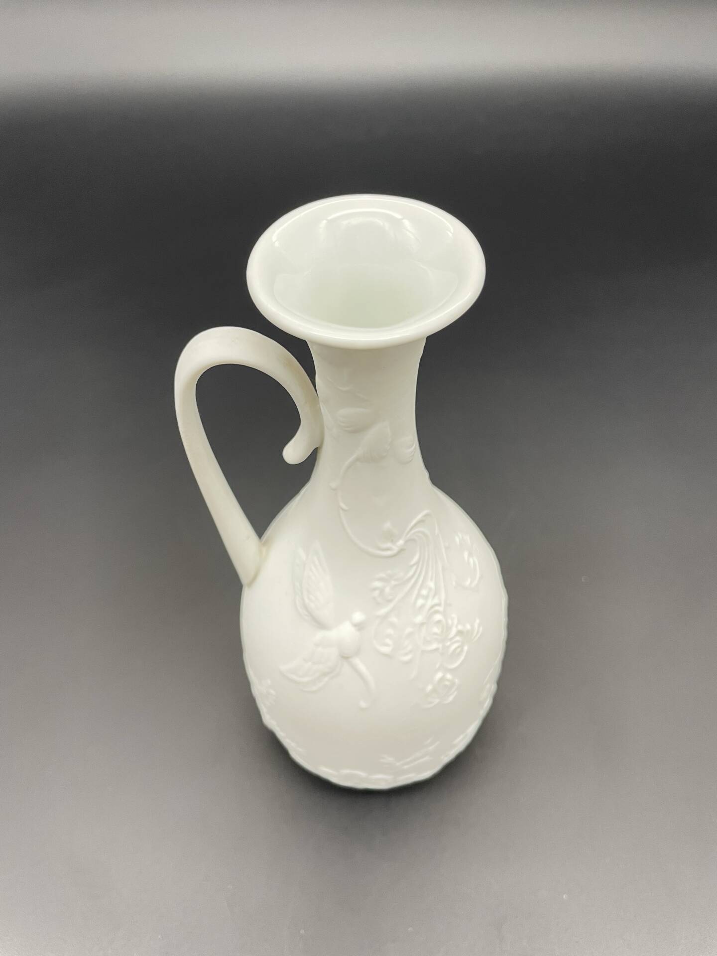 Kaiser 472 ewer vase in white porcelain