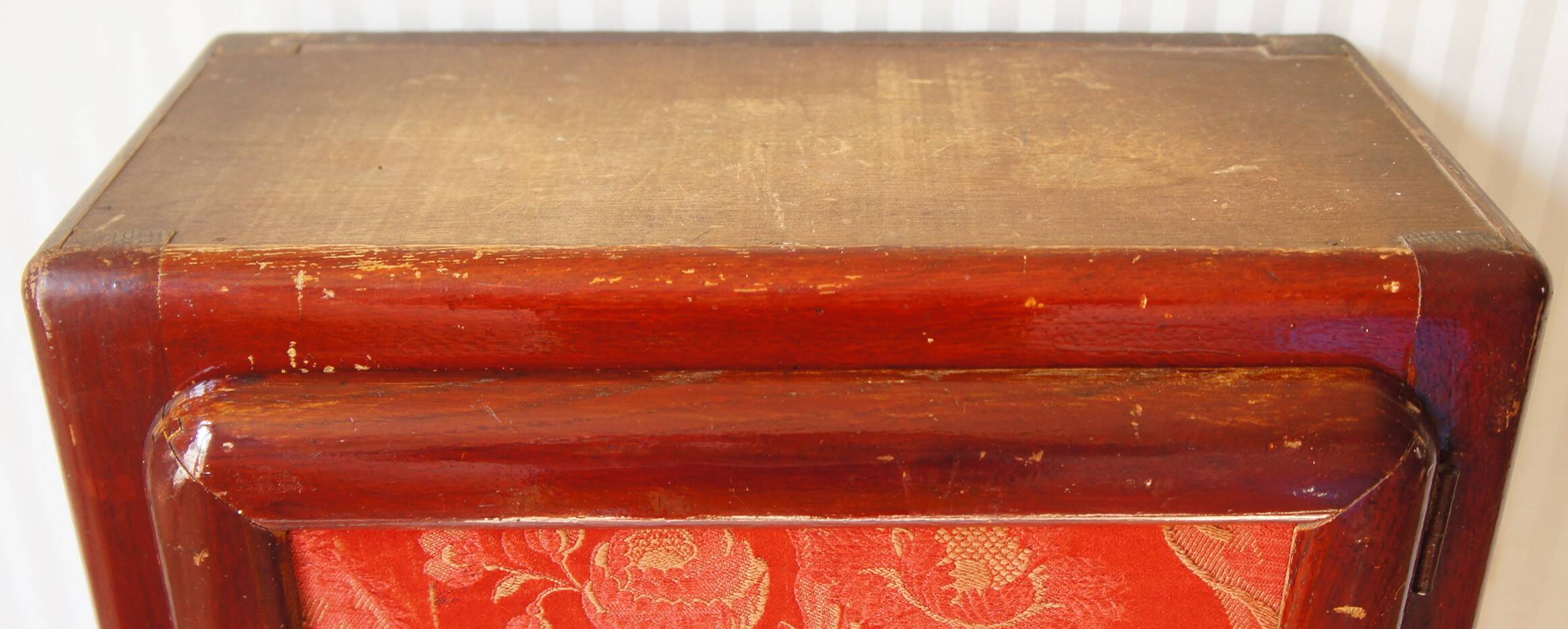Medicine cabinet in red lacquered wood “Blood of beef”, Circa 1930