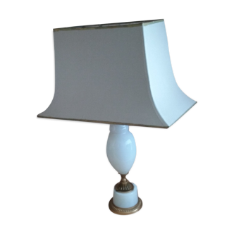 Lampe avec pied en opaline blanche et laiton patiné