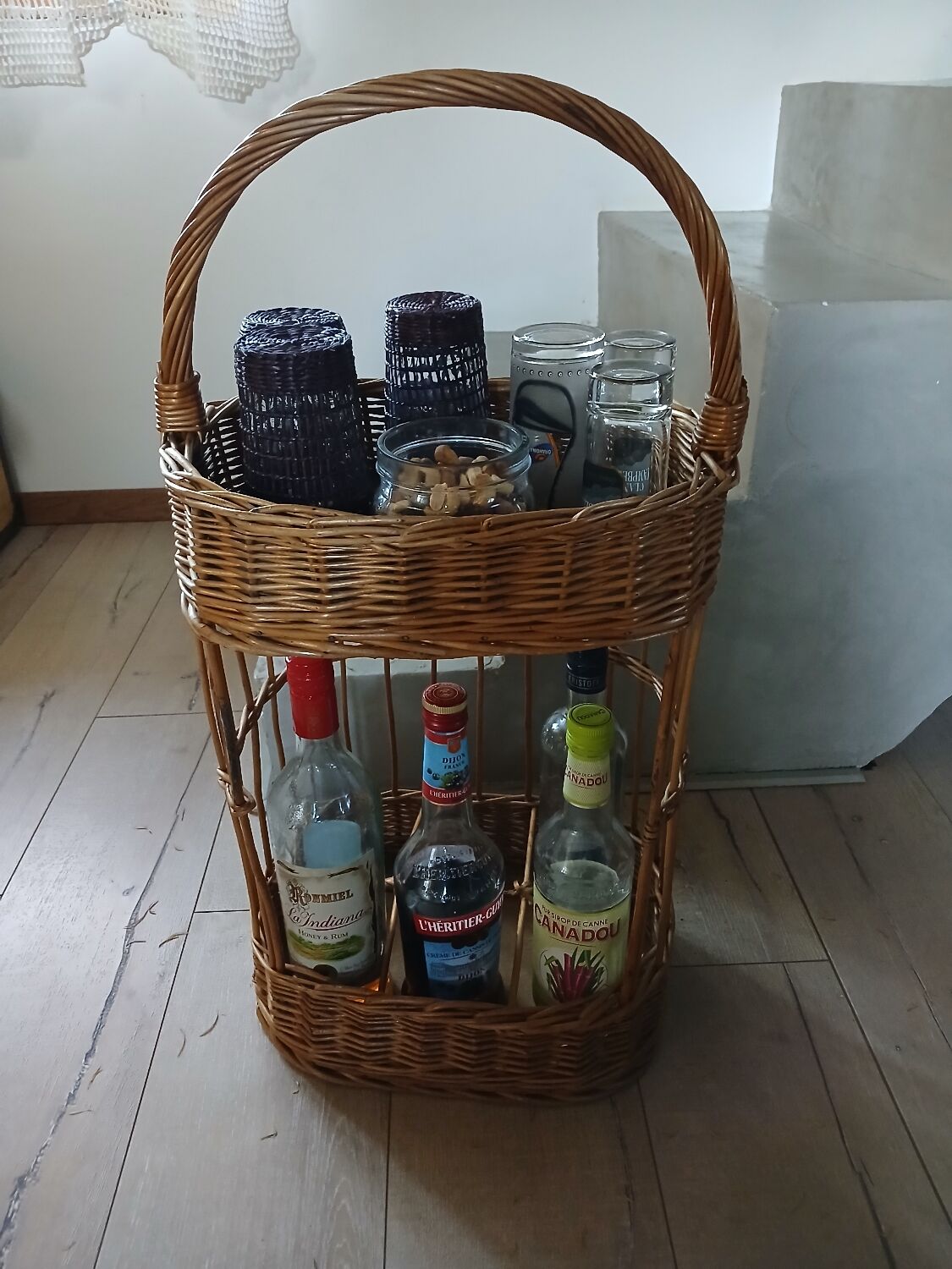 Panier porte bouteilles ancien en rotin