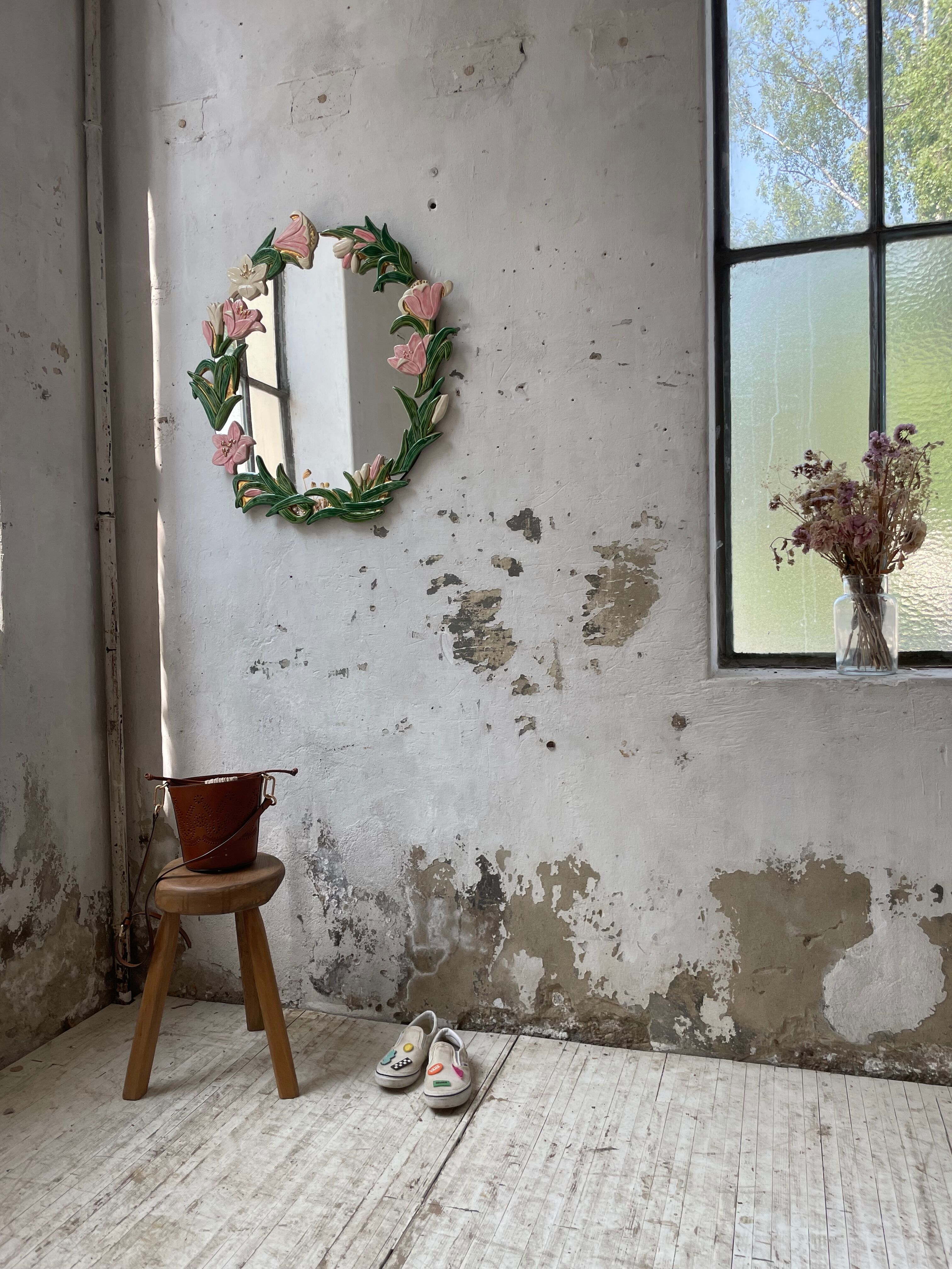 Oval ceramic mirror with flowers
