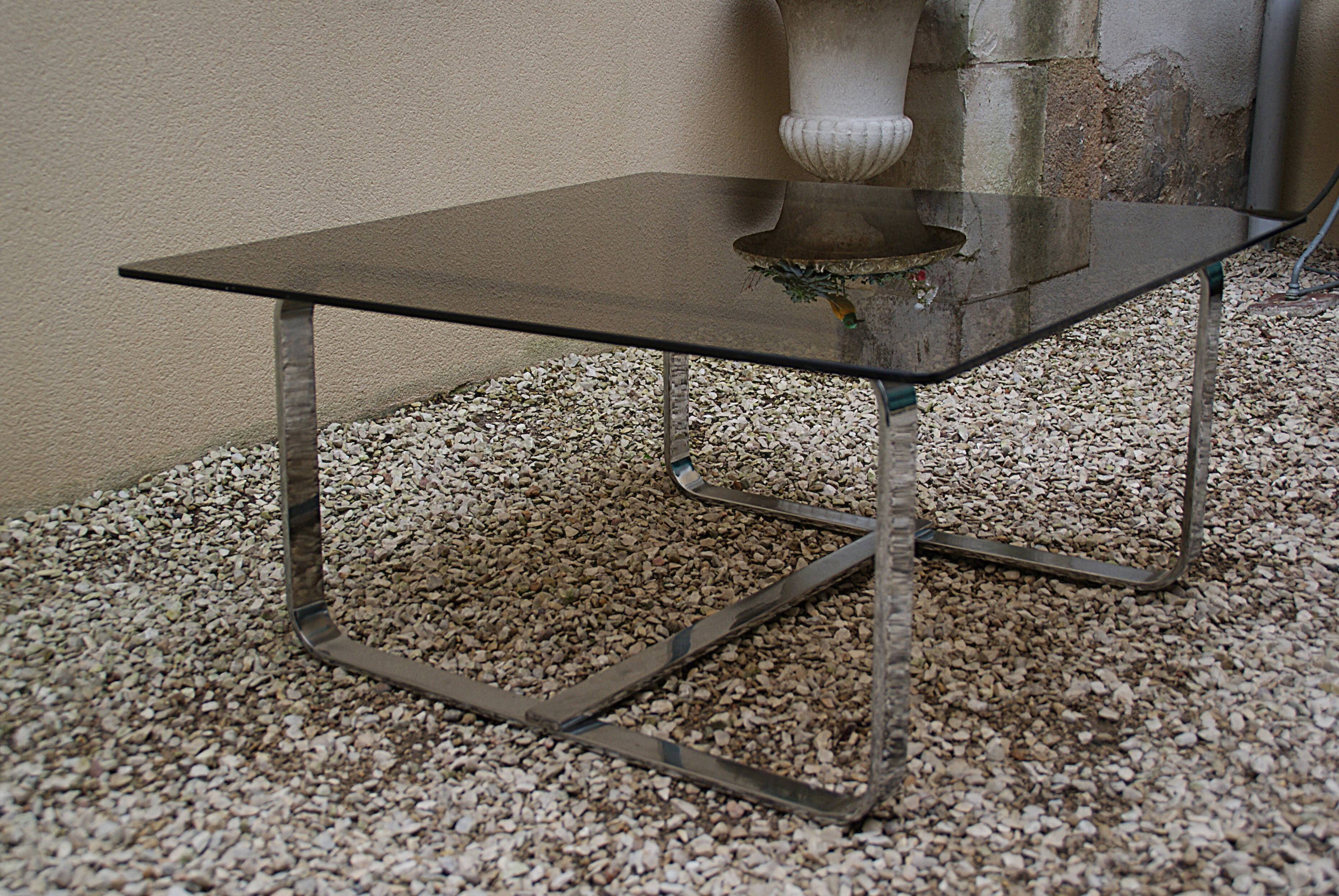 Table basse Roche Bobois 1970 verre fumé piètement en métal chromé.