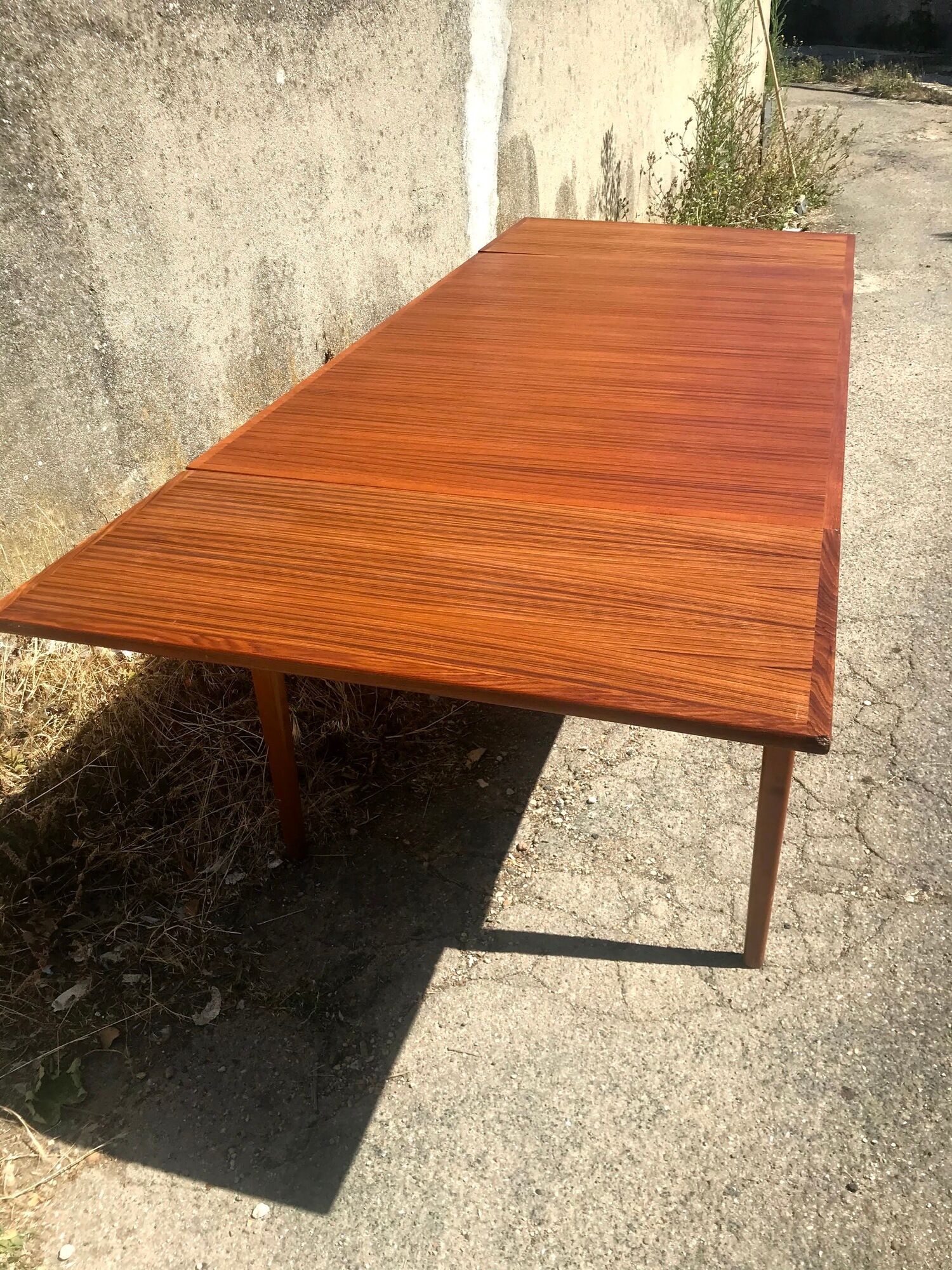 Extendable dining table with vintage 60s teak extensions