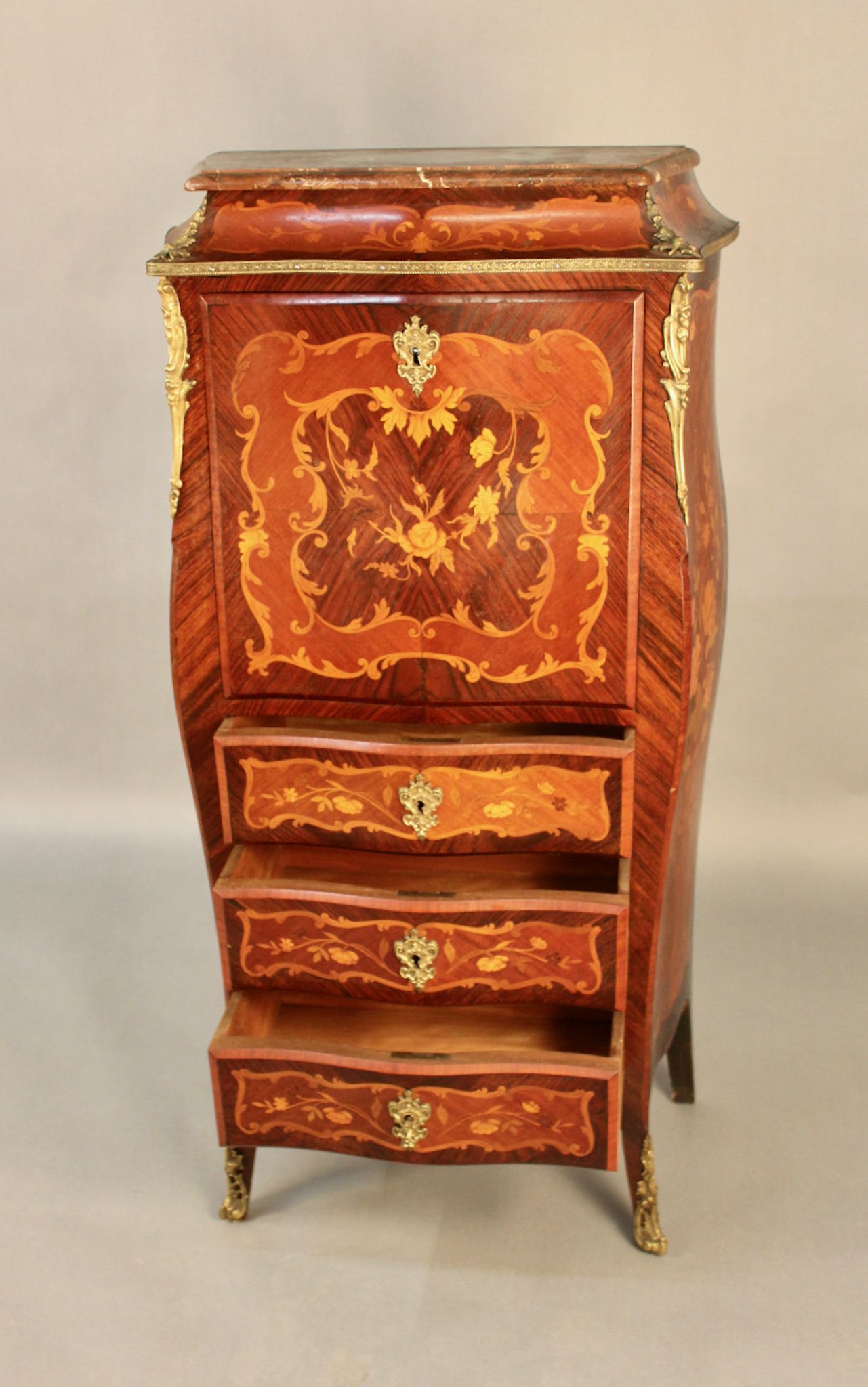 Secrétaire de dame marqueté galbé de style Louis XV