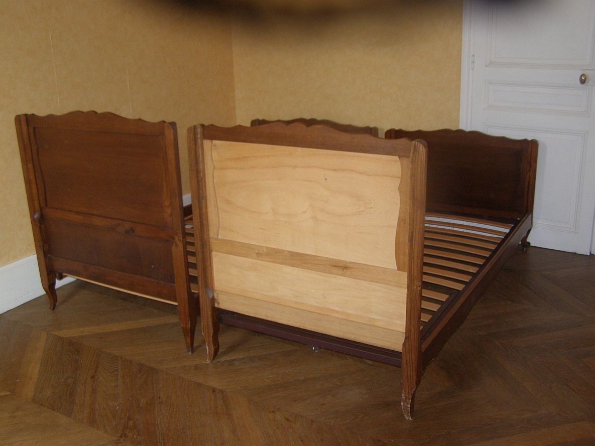 2 twin beds in solid wood in 90 with their slatted box spring