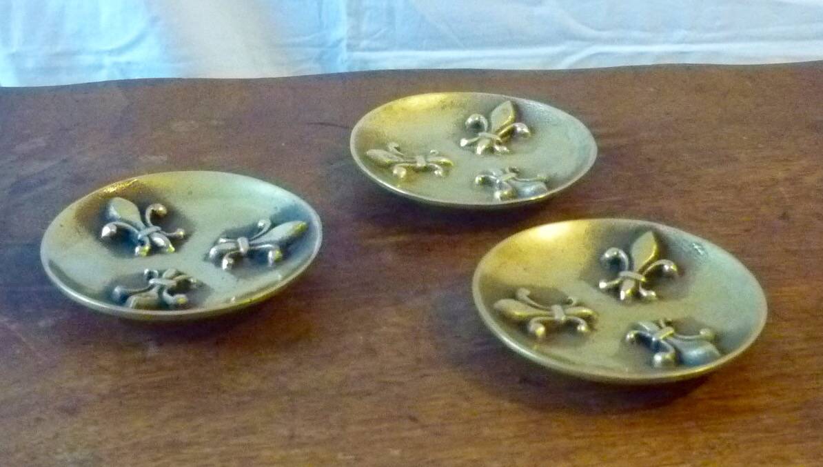 Bronze bowl decorated with fleur-de-lis