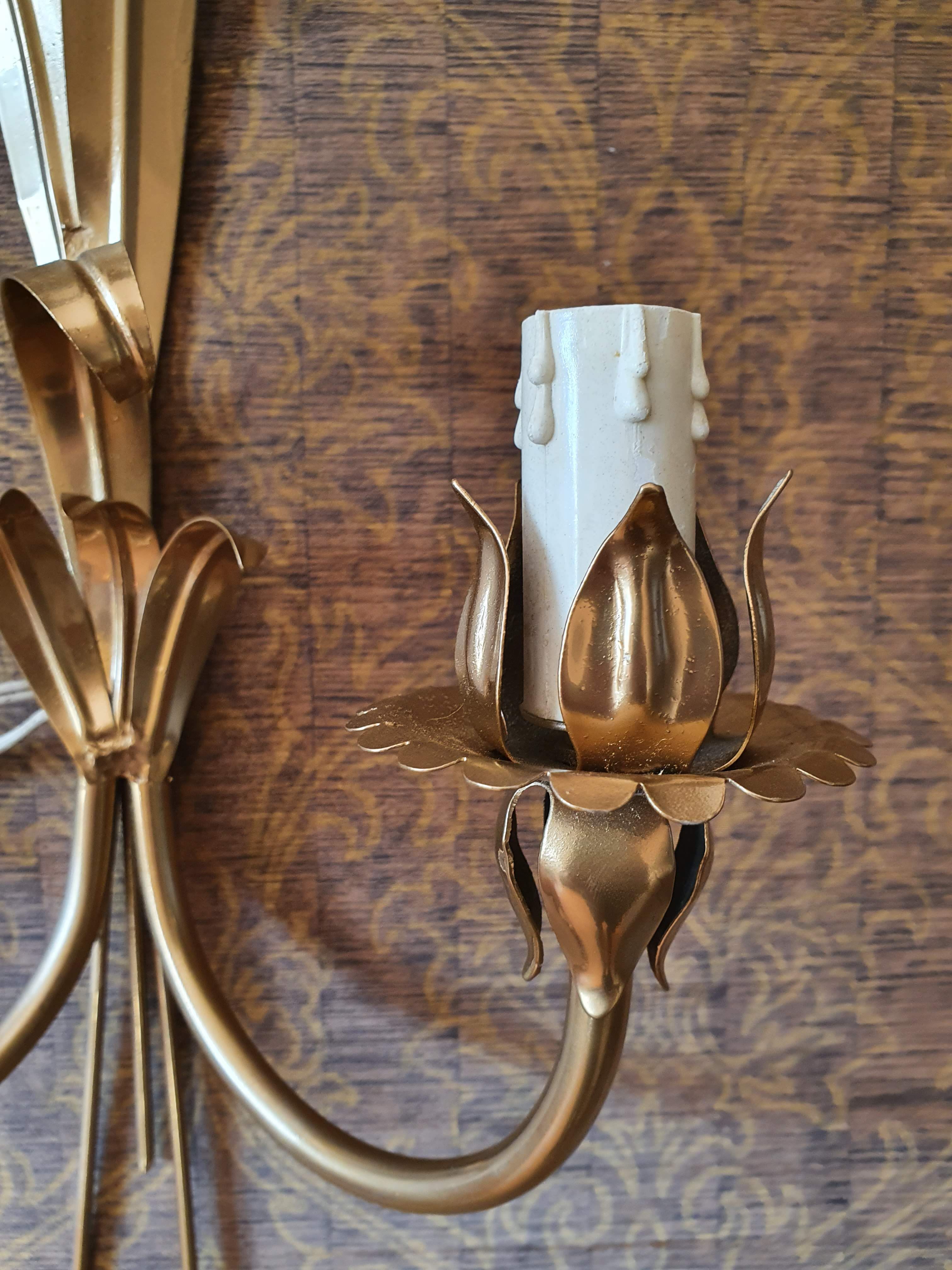 Gold sconces with floral decoration