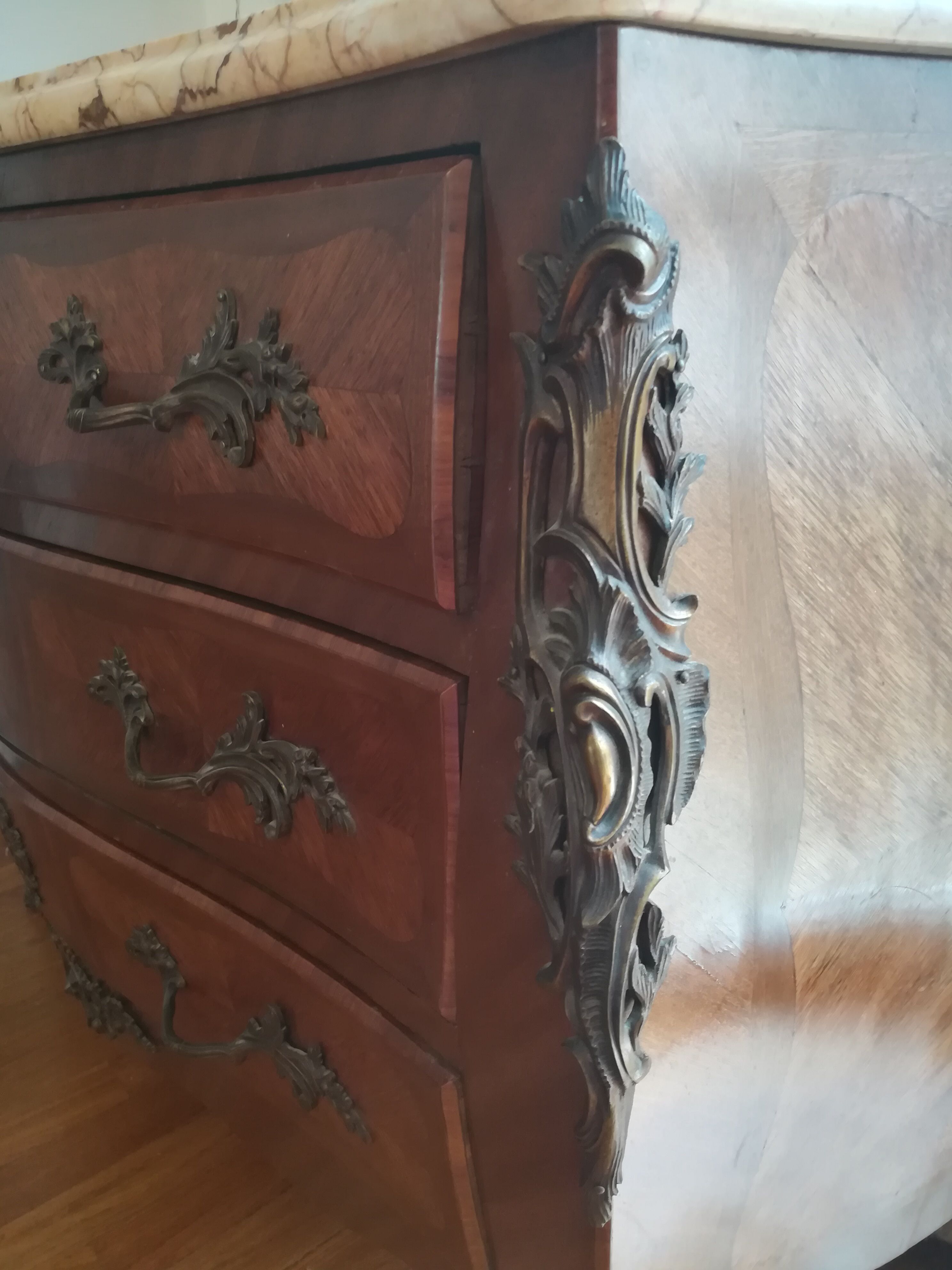 Commode style Louis XV